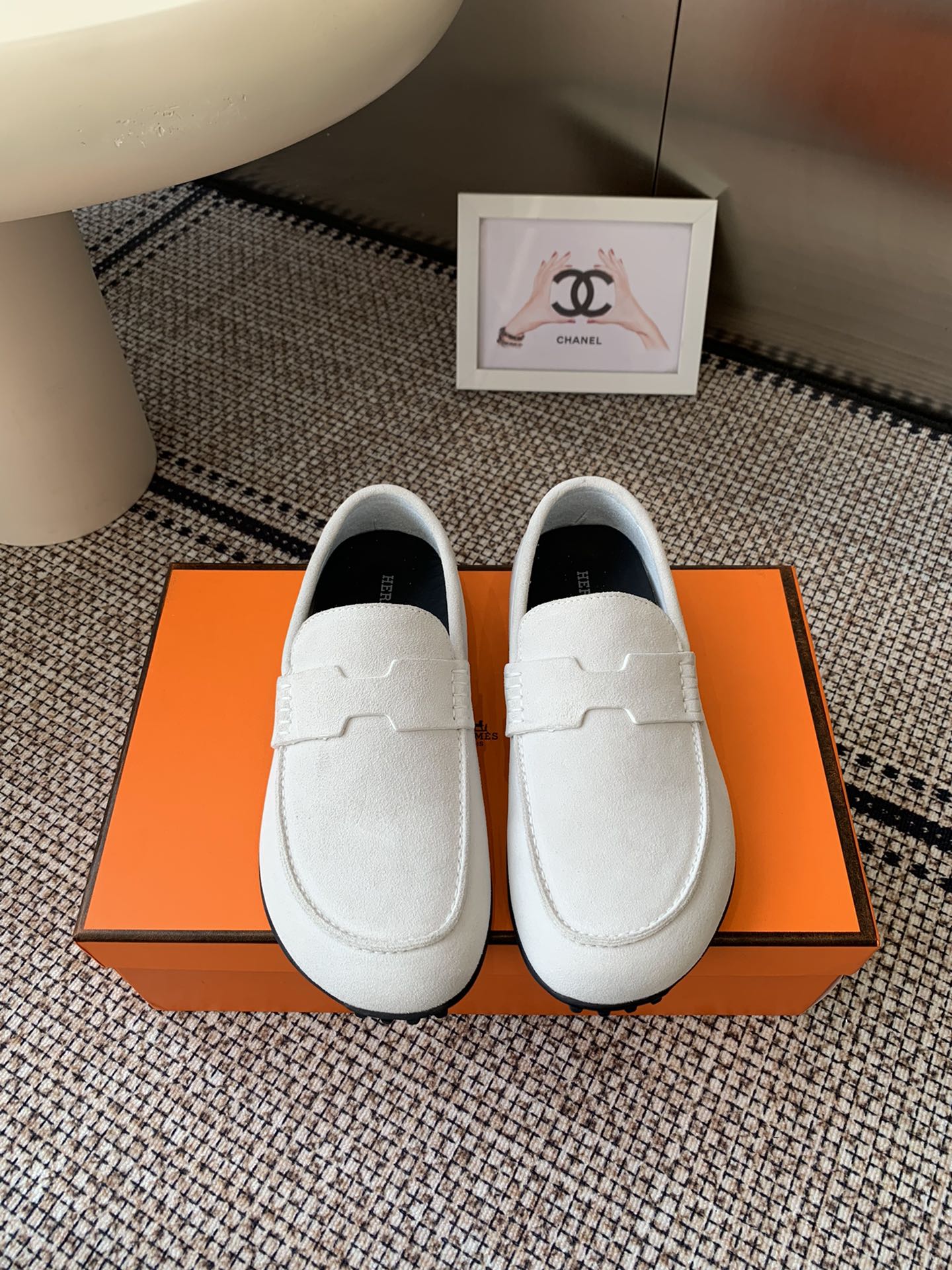 NO:511816,Women's model HERMES Cute Muller Birkenstocks Couple style I really need versatile slippers in summer. It looks good no matter how you match it. It is casual and advanced. It is also great to have a comfortable and comfortable feeling. It is fashionable to match it with various colorful socks. Imported suede, sheepskin inner Tpu non-slip wear-resistant soles. Size 35-45 (female 40, male 45, customized, non-return and exchange), loafers, hermes, hermes, loafers, slippers, sheepskin, chamois leather, socks19860909女款男款 HERMES 爱马仕呆萌穆勒 勃肯鞋 情侣款 夏天真的太需要百搭拖鞋了 怎么搭配都好看 随意且高级的感觉 舒适度也很棒 搭配各种彩色袜子 潮爆了 进口麂皮 羊皮内里 Tpu防滑耐磨大底 码数35-45（女40 男45 订做不退换）,乐福鞋,hermes,hermes,loafers,slippers,sheepskin,chamois leather,socks,Women's Shoes