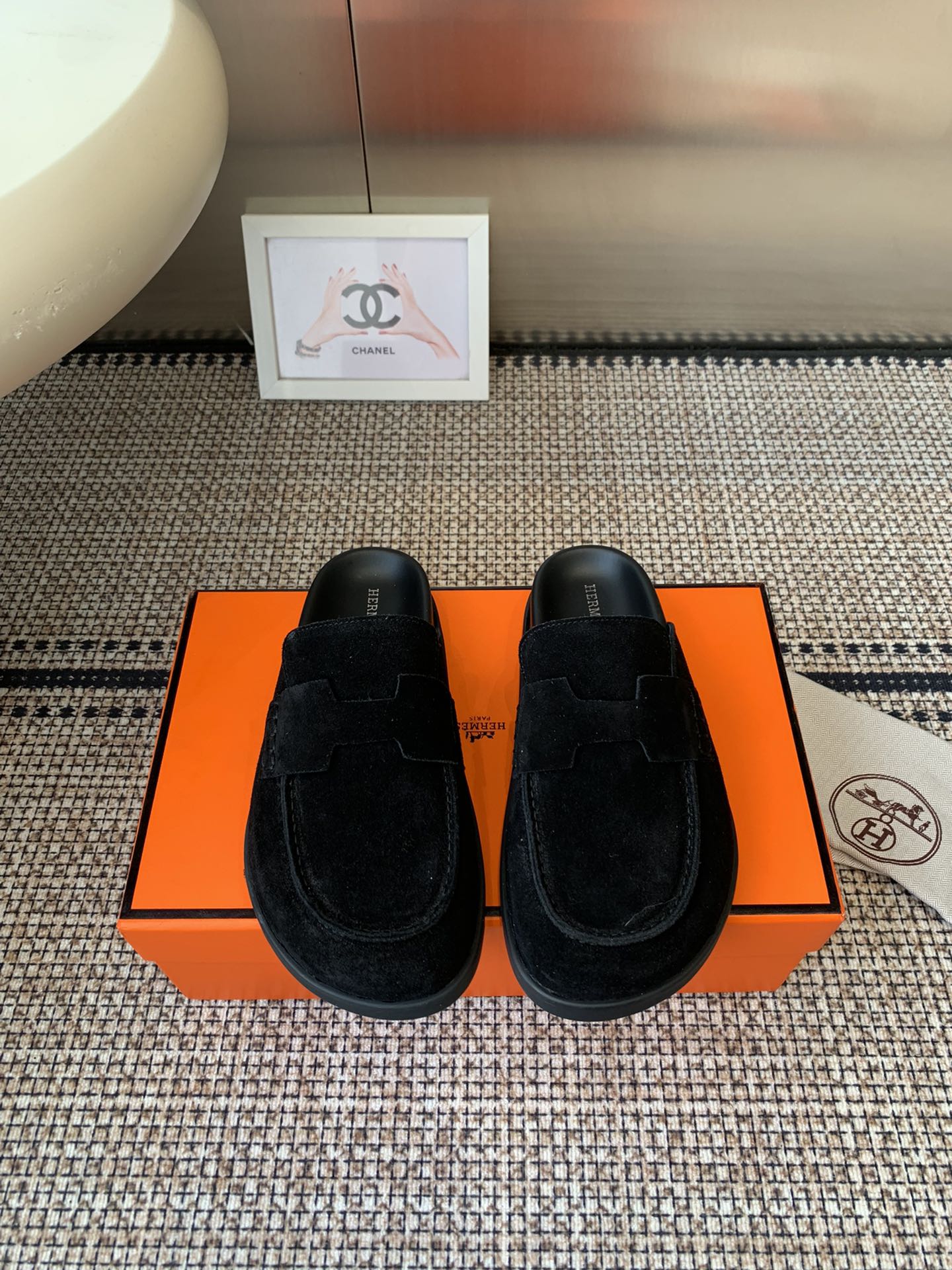 NO:511806,Women's men's HERMES Hermes cute Muller semi-tower Birkenstocks. Couple style really needs versatile slippers in summer. It looks good no matter how you match it. It is casual and advanced. It is also great for comfort. It is also fashionable. It is imported suede. Sheepskin inner Tpu non-slip wear-resistant socks. Size 35-45 (female 40, male 45 customized for non-return). Semi-tower, hermes, hermes, slippers, sheepskin, chamois leather, socks19860909女款男款HERMES 爱马仕呆萌穆勒半拖勃肯鞋 情侣款夏天真的太需要百搭拖鞋了 怎么搭配都好看 随意且高级的感觉 舒适度也很棒 搭配各种彩色袜子 潮爆了 进口麂皮 羊皮内里 Tpu防滑耐磨大底 码数35-45（女40 男45订做不退换）,半拖,hermes,hermes,slippers,sheepskin,chamois leather,socks,Women's Shoes