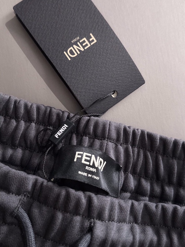 “FENDI Findi 2025s Classic Embroidery Shorts with 3D Details in Cotton Fabric” - 图片 4