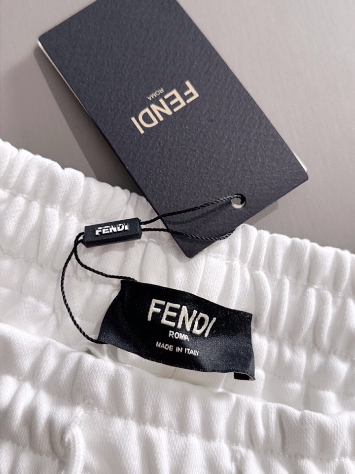 “2025 FENDI Findi Classic Embroidery Shorts in Impregnated Cotton Fabric with 3D Details” - 图片 5