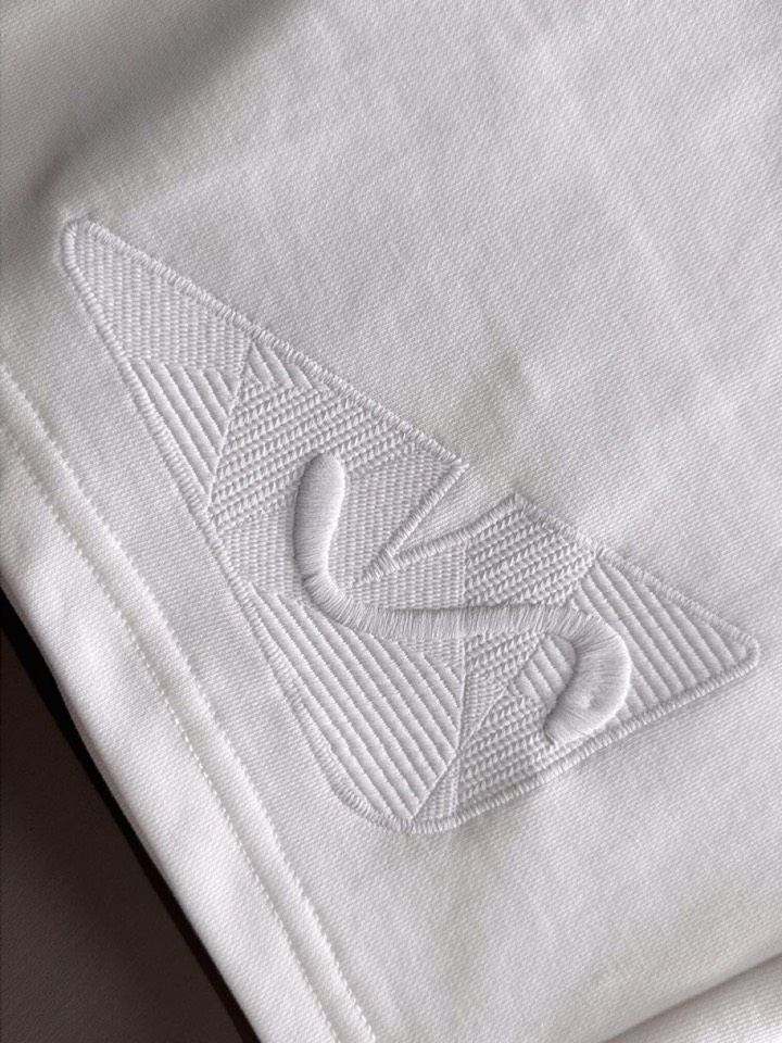 “2025 FENDI Findi Classic Embroidery Shorts in Impregnated Cotton Fabric with 3D Details” - 图片 6