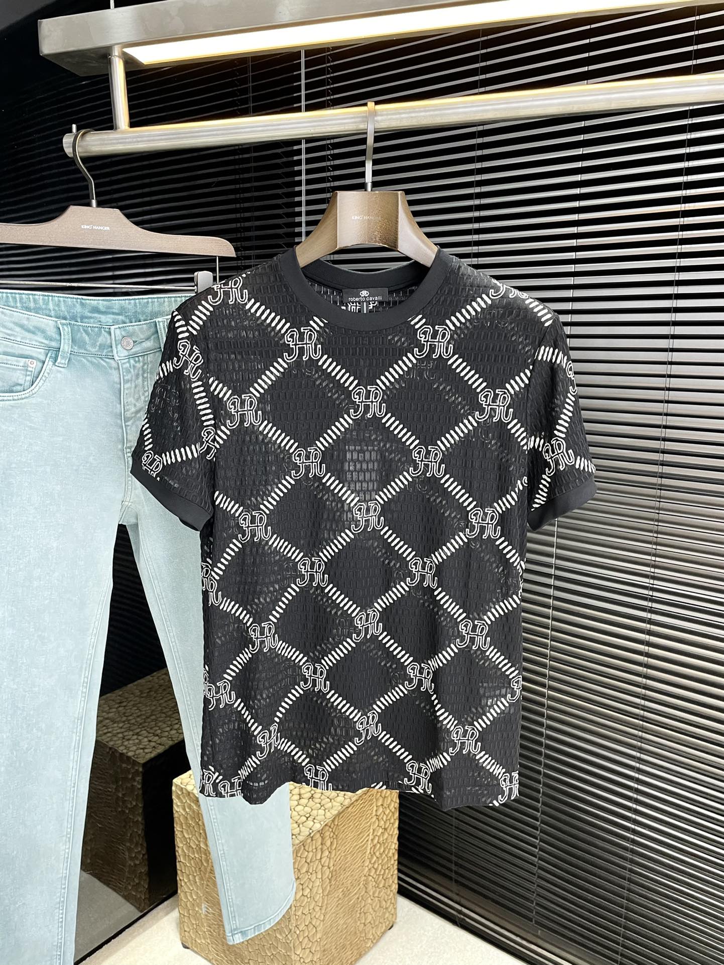 NO:508205,P Cavalli- (Cavalli) series VIP high-end customization, new short-sleeved spring and summer style, versatile style, anyone can easily control the fabric, fully customized, high-quality double-strand Solona fabric, the fabric feels soft, the upper body is comfortable and soft, the simple style is very classy, ​​simple and unique, the style is very exquisite, the style is very exquisite, and it will highlight the exquisiteness of business men!  Size M-3XL, T-shirt,alexander wang19860909P  Cavalli-（卡瓦利）系列 VIP高级定制 春夏季新款短袖 百搭款式 任何人都可以轻松驾驭 面料全订制 高定一等品双股索罗娜面料 面料手感柔软,上身舒适柔软 简约的款式非常显档次,简约个性时尚,版型剪裁非常精致,显气场,又会凸显商务男士的精致！尺码 M-3XL,,T-shirt,alexander wang,Men's clothing