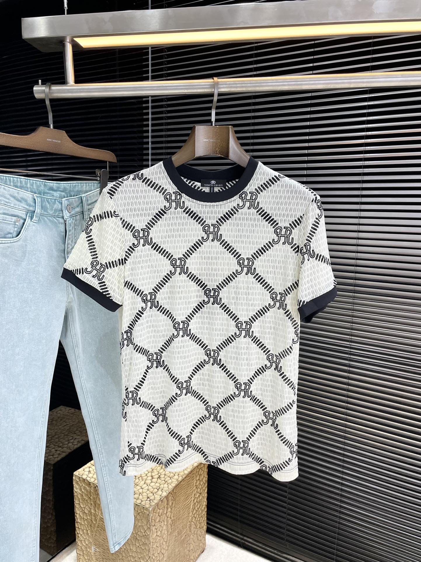 NO:484830,P Cavalli- (Cavalli) series VIP high-end customization 2025 spring and summer new short-sleeved style versatile styles anyone can easily control. Fully customized fabrics, high-quality first-class double-strand Solona fabric. The fabric feels soft and comfortable and soft on the upper body. The simple style is very classy, ​​simple and unique and fashionable. The style is very exquisite, showing the aura, and it will highlight the exquisiteness of business men!  Size M-3XL, T-shirt,alexander wang19860909P  Cavalli-（卡瓦利）系列 VIP高级定制 2025春夏季新款短袖 百搭款式 任何人都可以轻松驾驭 面料全订制 高定一等品双股索罗娜面料 面料手感柔软,上身舒适柔软 简约的款式非常显档次,简约个性时尚,版型剪裁非常精致,显气场,又会凸显商务男士的精致！尺码 M-3XL,,T-shirt,alexander wang,Men's clothing