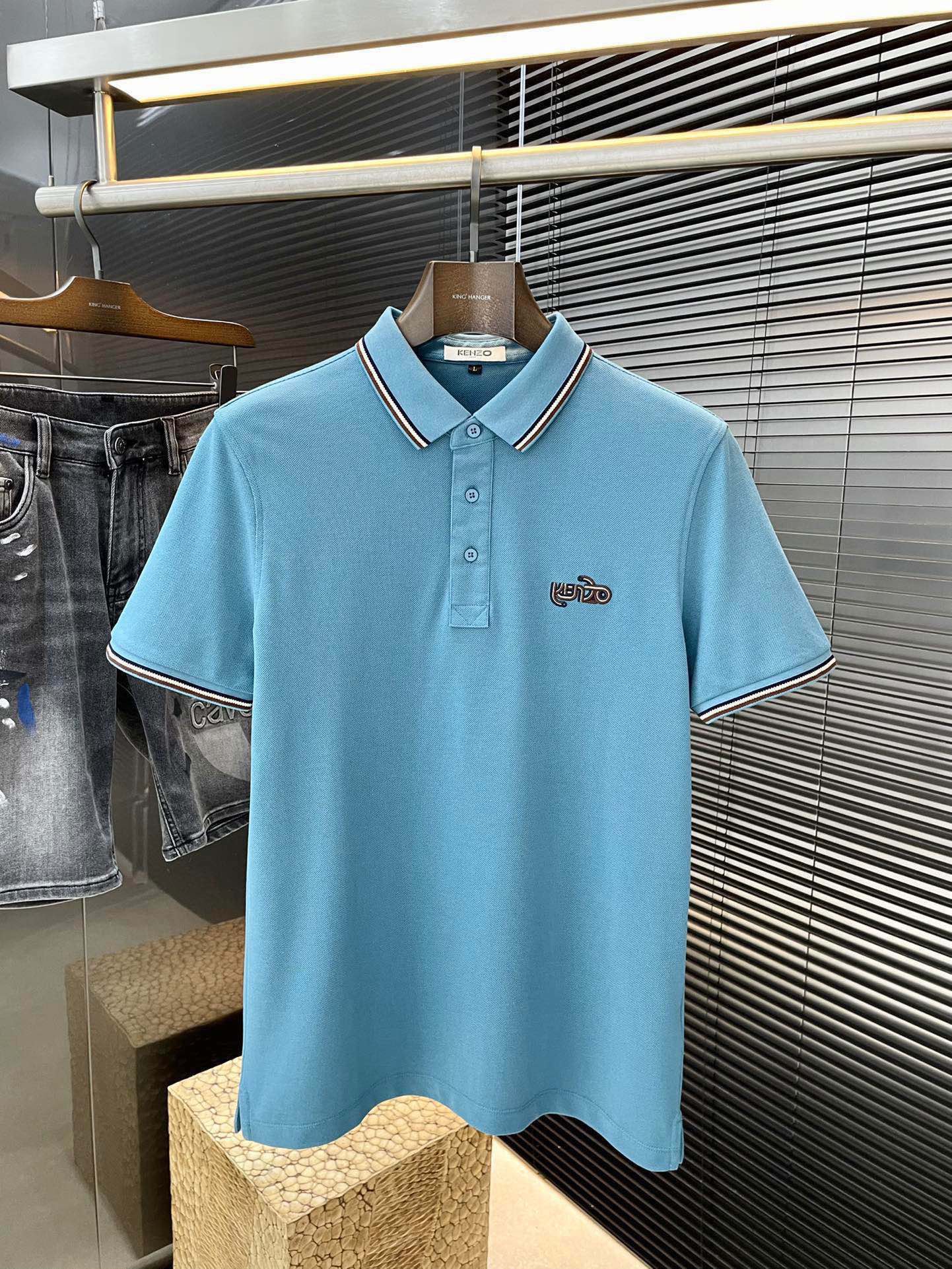 NO:484839,P Kenzo- (Zuotian) 2025 latest POLO short-sleeved style, uses the latest pure cotton fabric, which is resistant to washing and not easy to fade, has a soft feel and soft and comfortable composition. Classic design style, special customization, simple cutting method splicing, reflecting the extraordinary craftsmanship of workers, full of high-end fashion sense!  The style is quite good and casual and versatile. Size M-3XL, T-shirt, alexander wang19860909P  Kenzo-（左田）2025最新款POLO短袖,采用最新纯棉面料,耐水洗不易掉色,手感柔软、成分柔软舒适 经典设计风格 特殊定制 简单的裁剪方式拼接,体现出工人不凡的工艺,高端时尚感十足！版型相当赞休闲百搭款.尺码 M-3XL,,T-shirt,alexander wang,Men's clothing