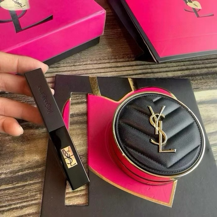 特价：68💰
下单备注：圣罗兰黑皮革口红两件套
内含：圣罗兰黑皮革气垫➕小黑条305#
“YSL气垫口红礼盒来袭 ” 绝对不能错过的一个套盒送人真的太有魅力了 气垫套盒里的YSL口红超有气场！颜色超正！浓郁显白的复古正红不挑皮，狠适合偏黄的亚洲肤色！会提亮气色，讨得皮肤很白，贼洋气复古~
薄涂不带妆也ok哦，很日常！高级的哑光丝滑的质地，显色度不用说！持久度也完全不用担心，绝绝子，再配上圣罗兰皮革气垫 粉质细腻，轻薄透气，妆效是哑光感，不闷痘，怕底妆闷痘的妹纸可以放心入手，情人节送礼必备！