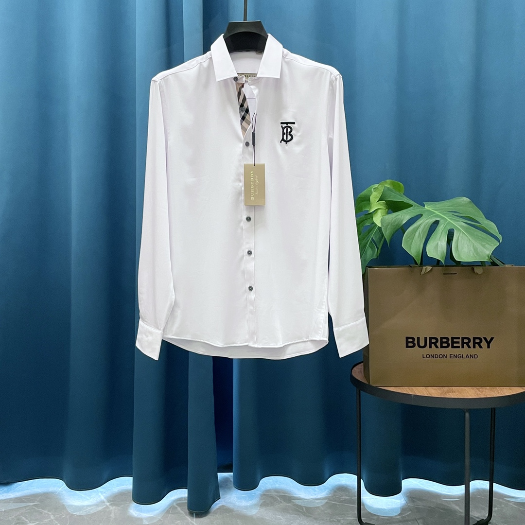 Burberry➡️Camisa Burberry de manga larga. El patrón de la camisa está ajustado con la versión original. La tela está he…