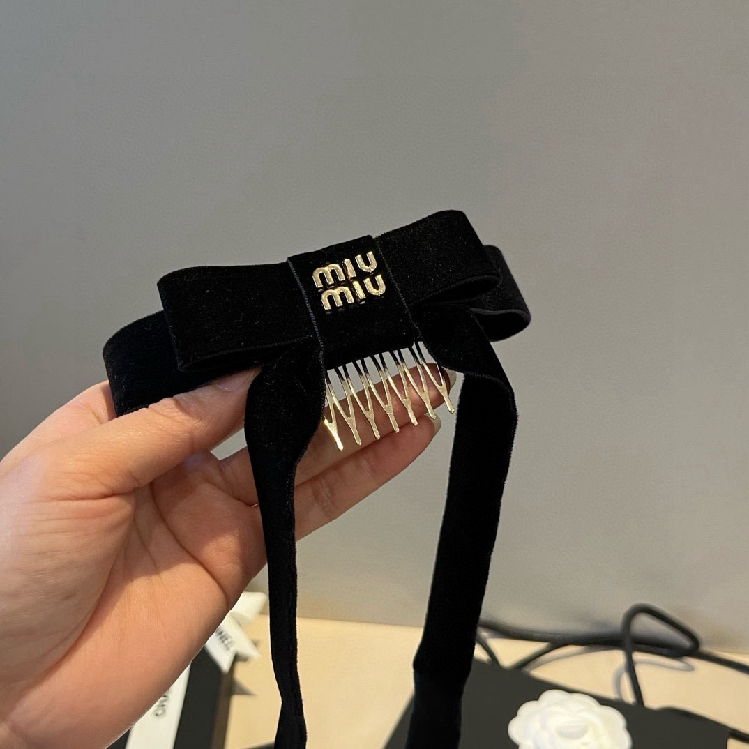 🆕

miumiu缪缪牛仔发箍，高端定制名媛必备哦
