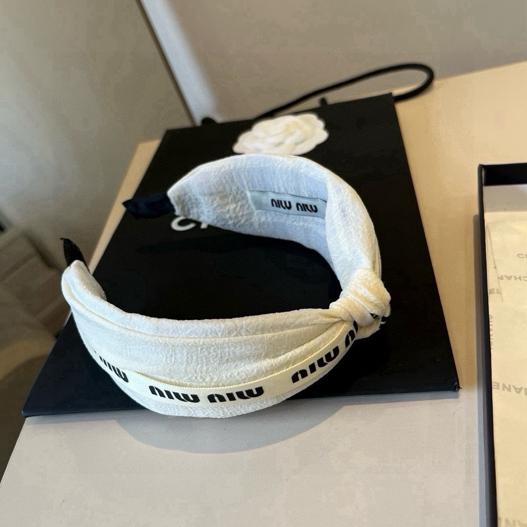 🆕

miumiu缪缪新款发箍