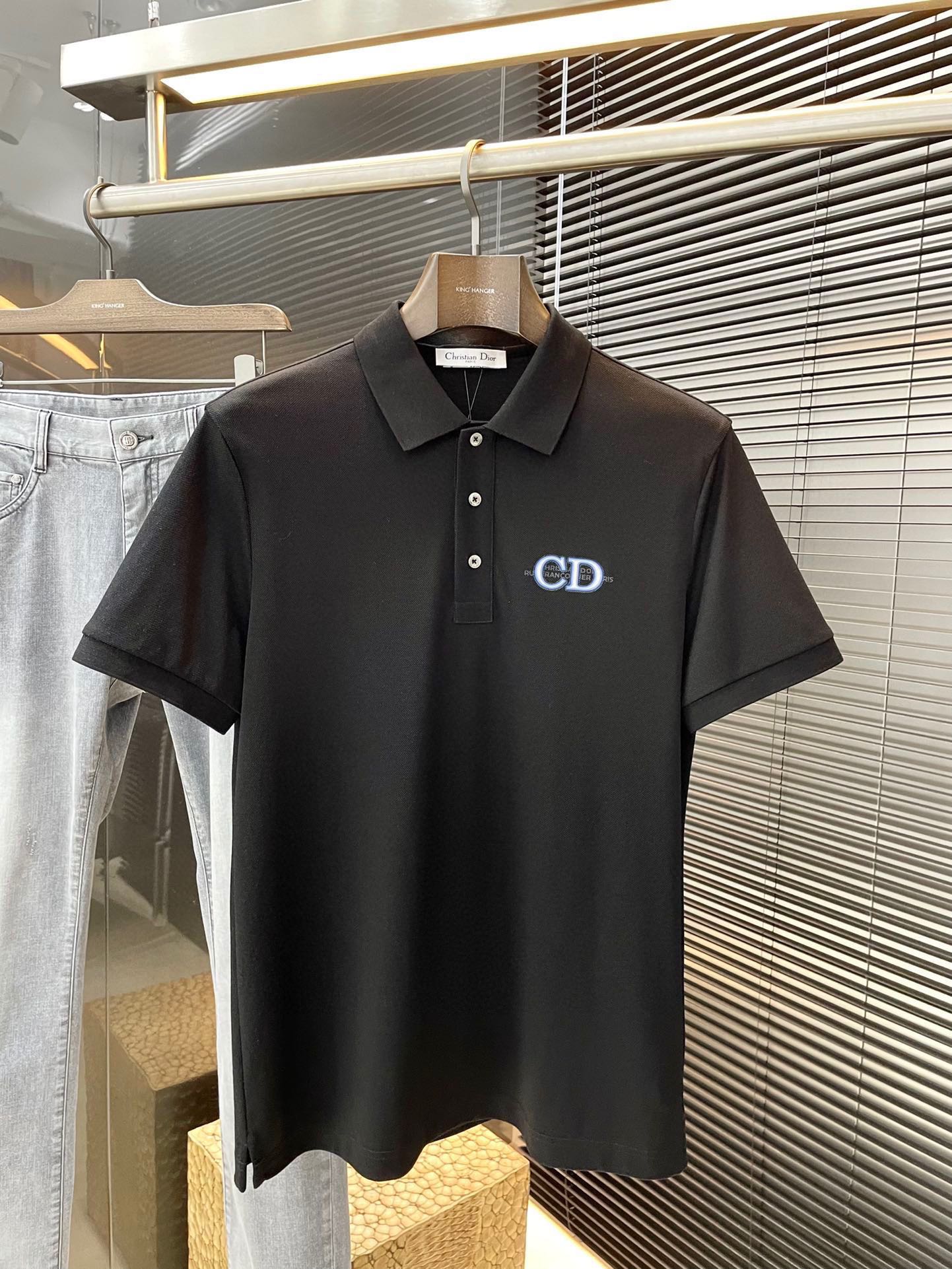 NO:484780,P Dior-2025 latest POLO short-sleeved sleeves, using the latest mulberry silk cotton fabric, which is resistant to washing and not easy to fade, has a soft feel and soft and comfortable composition. Classic design style, special customization, simple cutting method, reflecting the extraordinary craftsmanship of workers, full of high-end fashion sense!  The style is quite good at casual and versatile. Size M-3XL, dior, dior, T-shirt, alexander wang19860909P  Dior-（迪奥）2025最新款POLO短袖,采用最新桑蚕丝棉面料,耐水洗不易掉色,手感柔软、成分柔软舒适 经典设计风格 特殊定制 简单的裁剪方式拼接,体现出工人不凡的工艺,高端时尚感十足！版型相当赞休闲百搭款.尺码 M-3XL,,dior,dior,T-shirt,alexander wang,Men's clothing