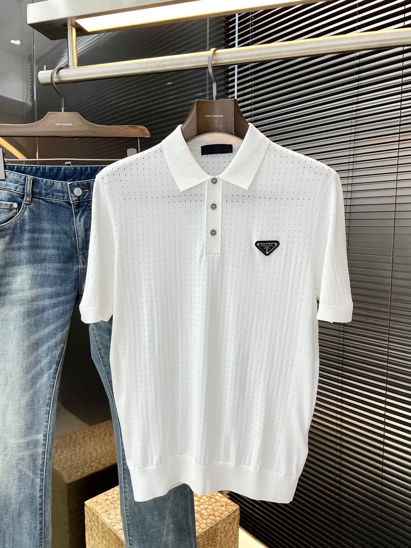 NO:484783,P PRADA- (Prada) The latest POLO short sleeves in spring and summer 2025, adopting the latest viscose fabric, which is resistant to washing and not easy to fade, has a soft feel and soft and comfortable composition. Classic design style, special customization, simple cutting and splicing, reflecting the extraordinary craftsmanship of workers, full of high-end and fashionable feeling!  The style is quite good and casual and versatile. Size M-3XL, prada, prada, T-shirt, alexander wang19860909P  PRADA-（普拉达）2025春夏最新款POLO短袖,采用最新粘纤面料,耐水洗不易掉色,手感柔软、成分柔软舒适 经典设计风格 特殊定制 简单的裁剪方式拼接,体现出工人不凡的工艺,高端时尚感十足！版型相当赞休闲百搭款.尺码 M-3XL,,prada,prada,T-shirt,alexander wang,Men's clothing