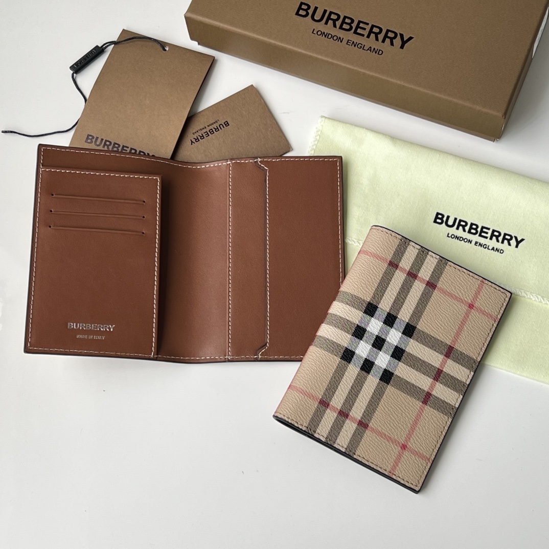 NO:894764,Plaid folding passport holder [B Family] original product ~~ Delicate [rose] soft calfskin interior, matched with plaid fabric, counter quality, fine workmanship, real photo, 80841731 brown, size 14cm*10cm*, Burberry wallet, burberry, wallets, cowhide19860909格纹折叠式护照夹【B家】原单出品～～ 细腻[玫瑰]柔软的小牛皮内搭,搭配格子面料,专柜品质、做工精细实物拍摄,80841731棕色,尺寸14cm*10cm*,巴宝莉钱包,burberry,wallets,cowhide,欧美剧