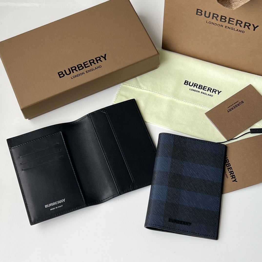 NO:894743,Plaid folding passport holder [B Family] original product~~ Delicate [rose] soft calfskin interior, matched with plaid fabric, counter quality, fine workmanship, real photo, 80732781 blue, size 14cm*10cm*, Burberry wallet, burberry, wallets, cowhide19860909格纹折叠式护照夹【B家】原单出品～～ 细腻[玫瑰]柔软的小牛皮内搭,搭配格子面料,专柜品质、做工精细实物拍摄,80732781蓝色,尺寸14cm*10cm*,巴宝莉钱包,burberry,wallets,cowhide,欧美剧