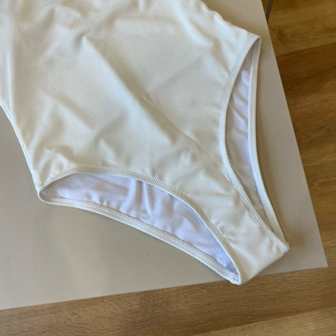 🆕
alo连体泳衣 😍🥰适合多种场景的游泳衣🏊‍♀️海边 游泳池 温泉 水上乐园 漂流都可以😌内搭也完全