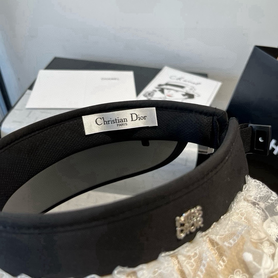 🆕

Dior迪奥拉菲草空顶遮阳帽