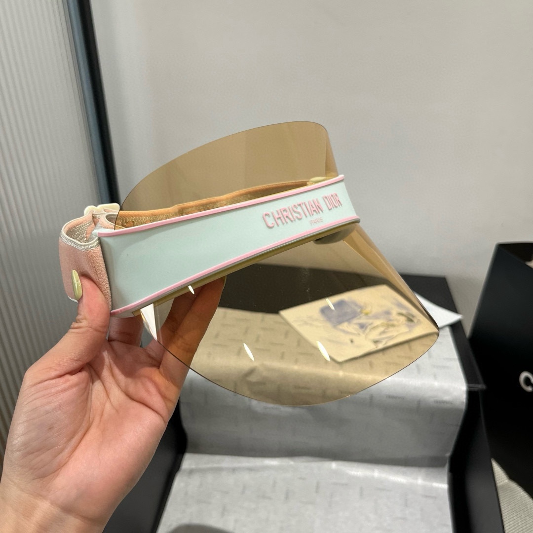 🆕

Dior迪奥镜片遮阳帽，高级定制，可调节，时尚博主必备单品