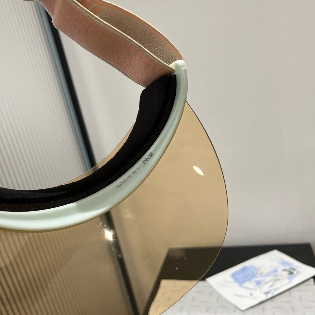 🆕

Dior迪奥镜片遮阳帽，高级定制，可调节，时尚博主必备单品