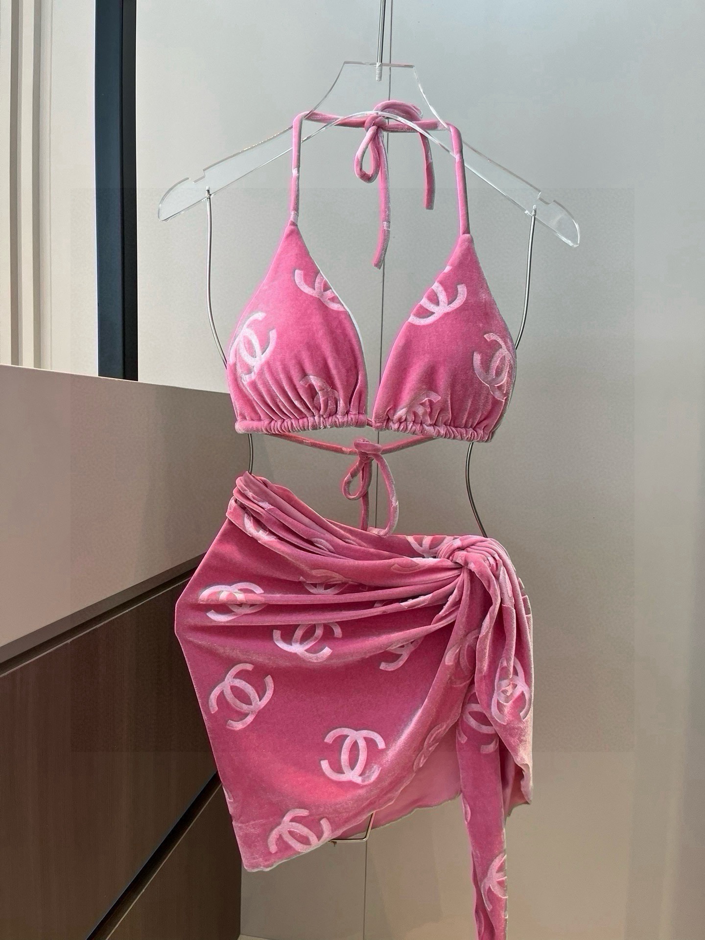 🆕
Chanel香奈儿灯芯绒经典比基尼三件套👙❤️😍🥰适合多种场景的游泳衣🏊‍♀️海边 游泳池 温泉 水