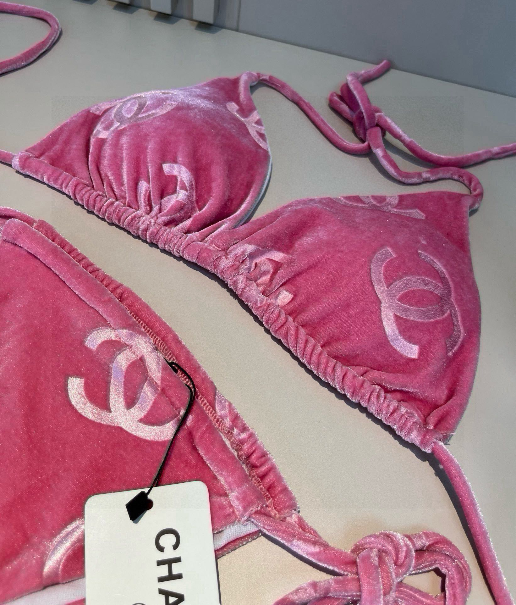 🆕
Chanel香奈儿灯芯绒经典比基尼三件套👙❤️😍🥰适合多种场景的游泳衣🏊‍♀️海边 游泳池 温泉 水