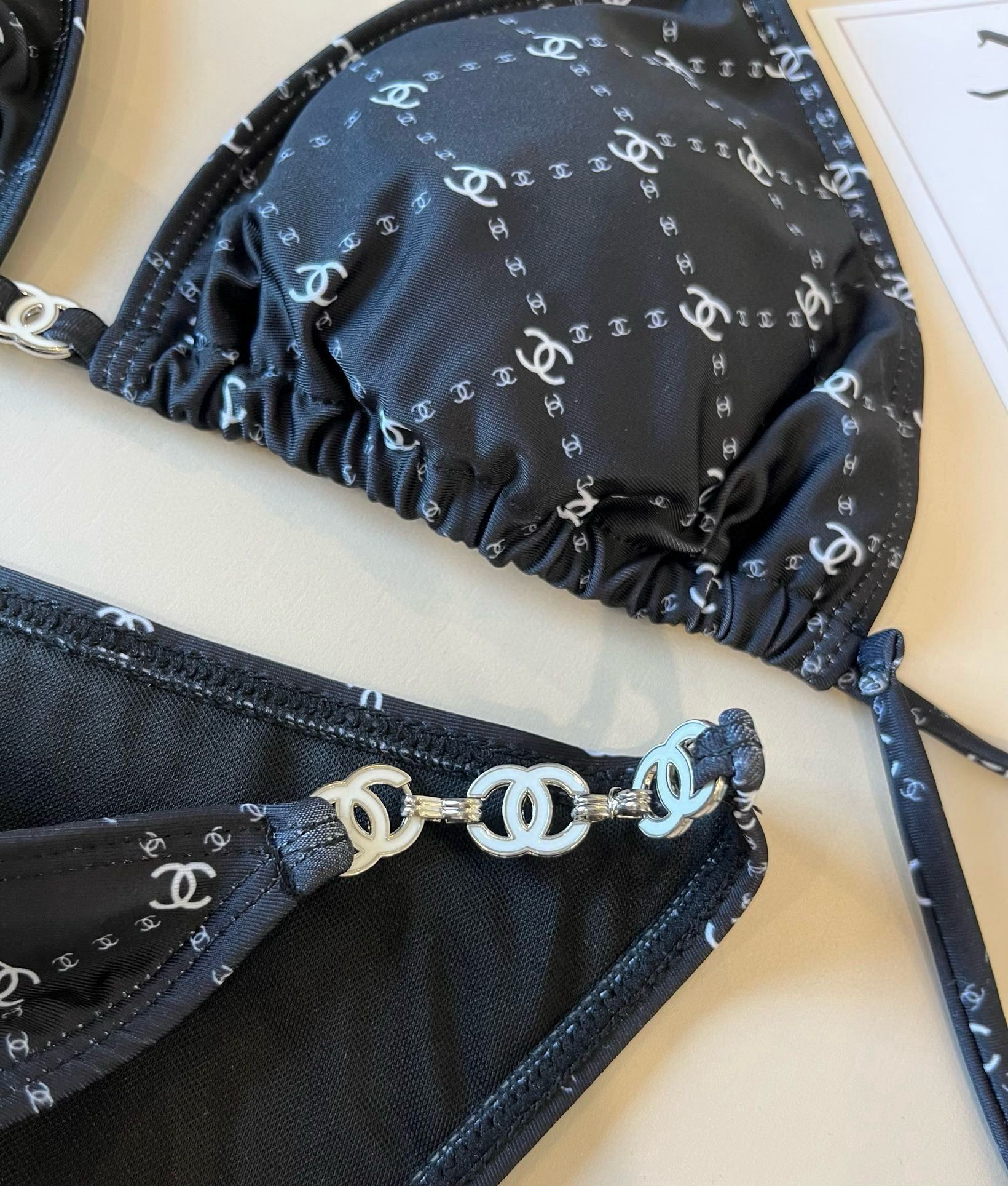 🆕
Chanel比基尼泳衣  😍🥰适合多种场景的游泳衣🏊‍♀️海边 游泳池 温泉 水上乐园 漂流都可以😌