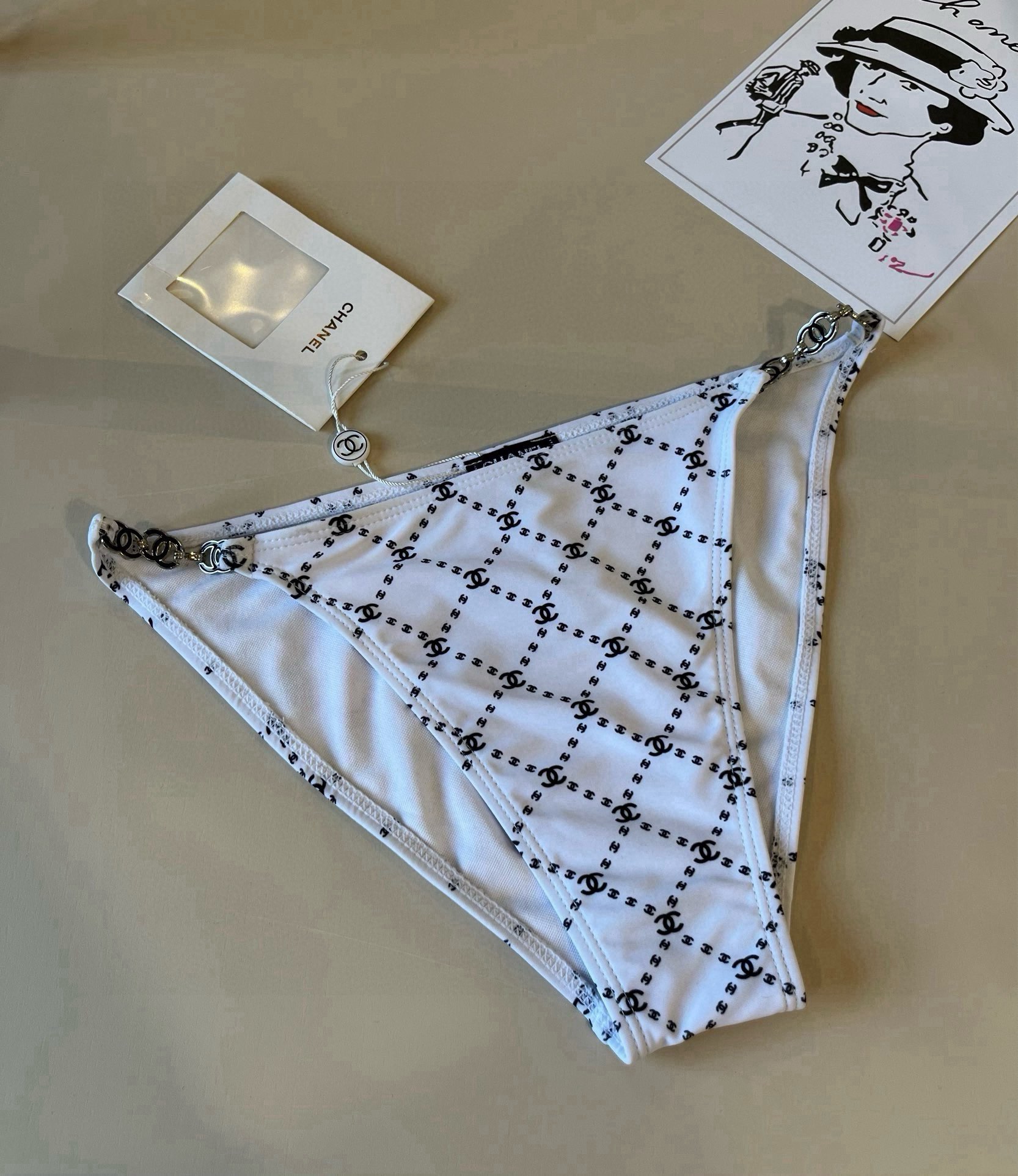 🆕
Chanel比基尼泳衣  😍🥰适合多种场景的游泳衣🏊‍♀️海边 游泳池 温泉 水上乐园 漂流都可以😌