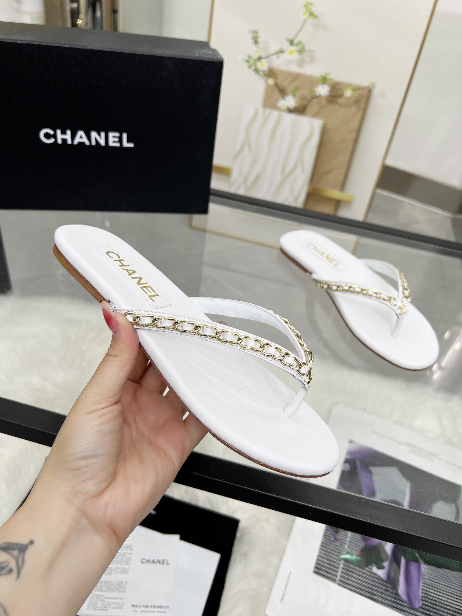 NO:706796,* 25P is the most popular slippers. The counters are crazy. The pictures are popular on all major social platforms. The runway models in this issue are absolutely too handsome. They are definitely the most popular styles of this season. The fairies at the counter are really good at knowing the goods. They will not jam or rub your feet. The texture is very soft and comfortable on the feet. Classic black and white, super versatile. 1 Fabric: Sheepskin 2 Lining: Environmentally friendly hybrid sheepskin 3 Outsole: Genuine leather outsole  4 sizes 35-39 - 34 40 41 Customized, split-toe shoes, slippers, sheepskin, Leather soles19860909* 25P最爆拖鞋 专柜简直疯抢了,各大社交平台热门晒图,这期的走秀款绝对太帅了,绝对是这一季最热门的款式,专柜仙女们真的太识货了,不卡脚也不会磨脚,质感上脚是非常柔软舒服的.经典的黑白配,超级百搭. 1面料:羊皮 2内里:环保混种羊皮 3大底:真皮大底 4码数35-39 - 34 40 41 定做,分趾鞋,slippers,sheepskin,Leather soles,Women's Shoes