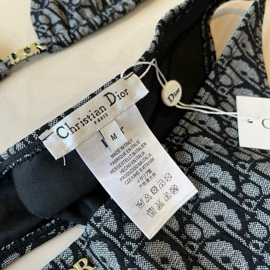 🆕
Dior迪奥 新款比基尼泳衣👙❤️😍🥰适合多种场景的游泳衣🏊‍♀️海边 游泳池 温泉 水上乐园 漂流