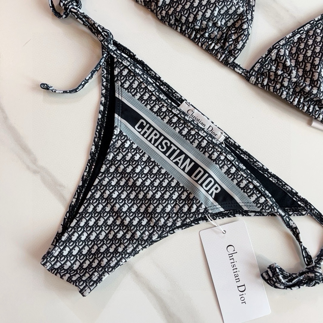 。
Dior迪奥 新款比基尼泳衣👙❤️😍🥰适合多种场景的游泳衣🏊‍♀️海边 游泳池 温泉 水上乐园 漂流