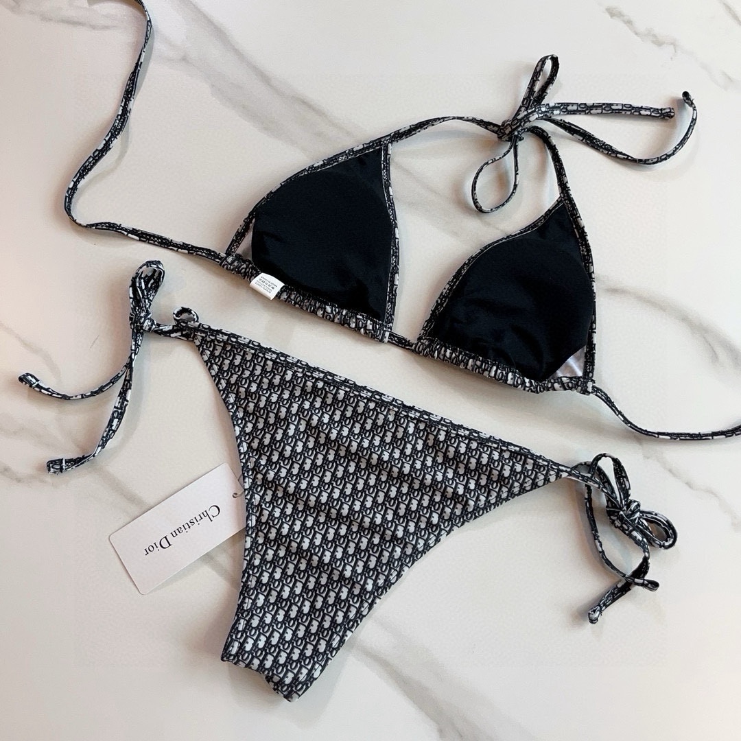 。
Dior迪奥 新款比基尼泳衣👙❤️😍🥰适合多种场景的游泳衣🏊‍♀️海边 游泳池 温泉 水上乐园 漂流