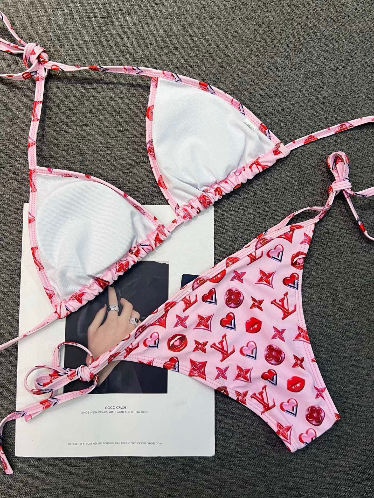 🆕
Lv连体泳衣 😍🥰适合多种场景的游泳衣🏊‍♀️海边 游泳池 温泉 水上乐园 漂流都可以😌内搭也完全可
