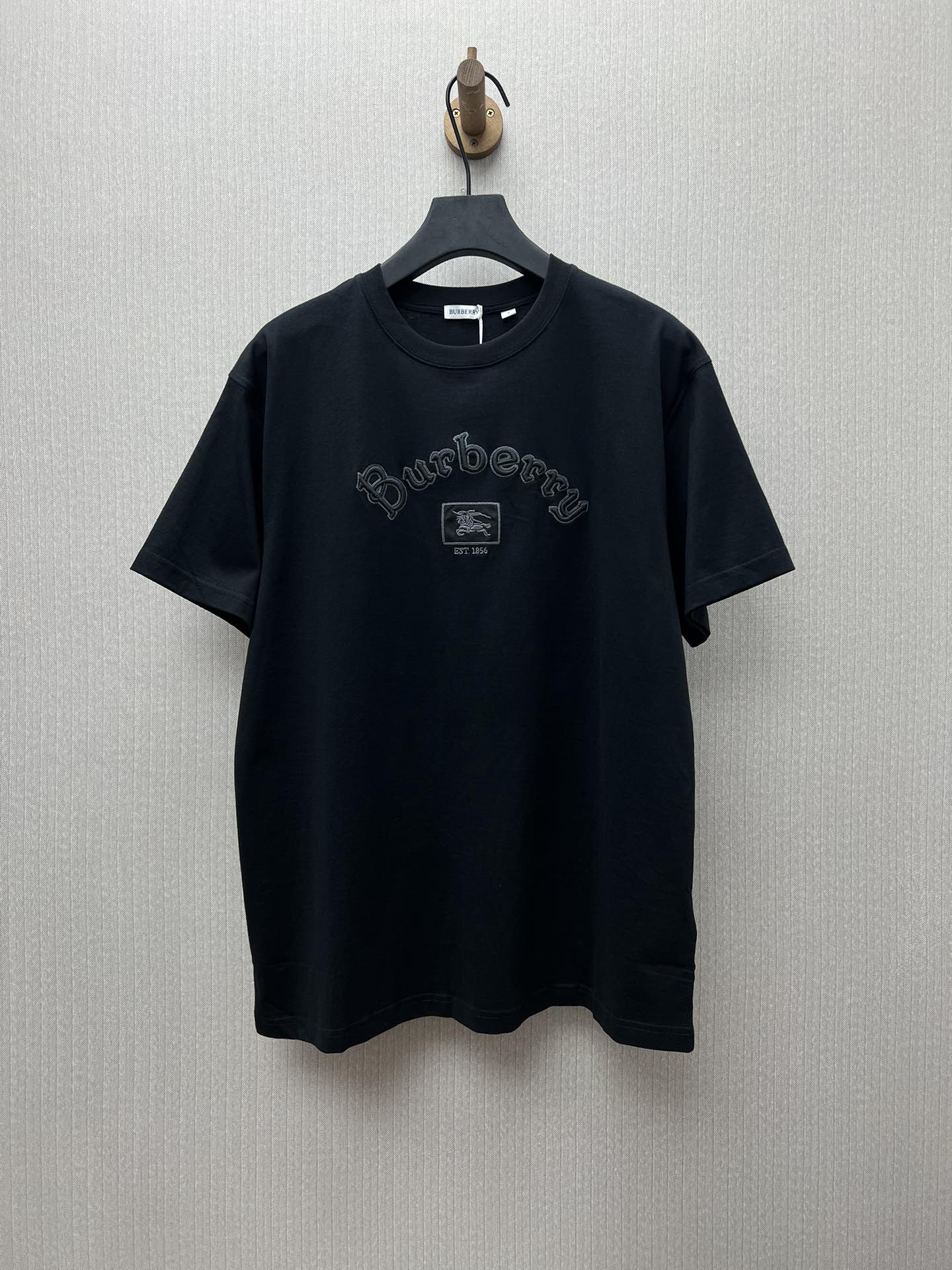 La nueva camiseta 25ss de Burberry está confeccionada con un tejido de algodón liso y tiene un corte informal. El estil…