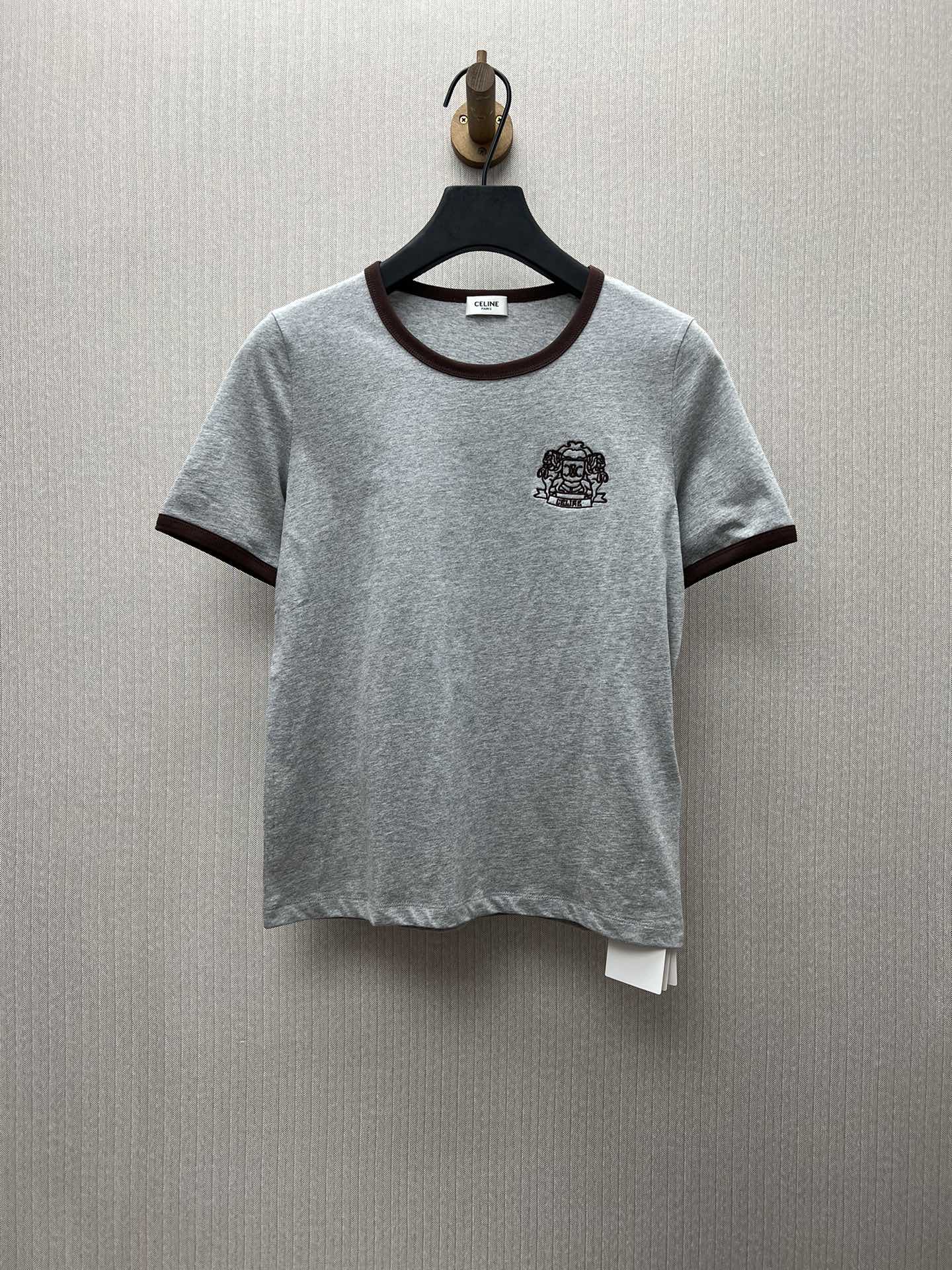 Camiseta de insignia de estilo años 70 nueva temporada 25ss de Celine, 100% algodón con bordado de insignia CELINE, clá…