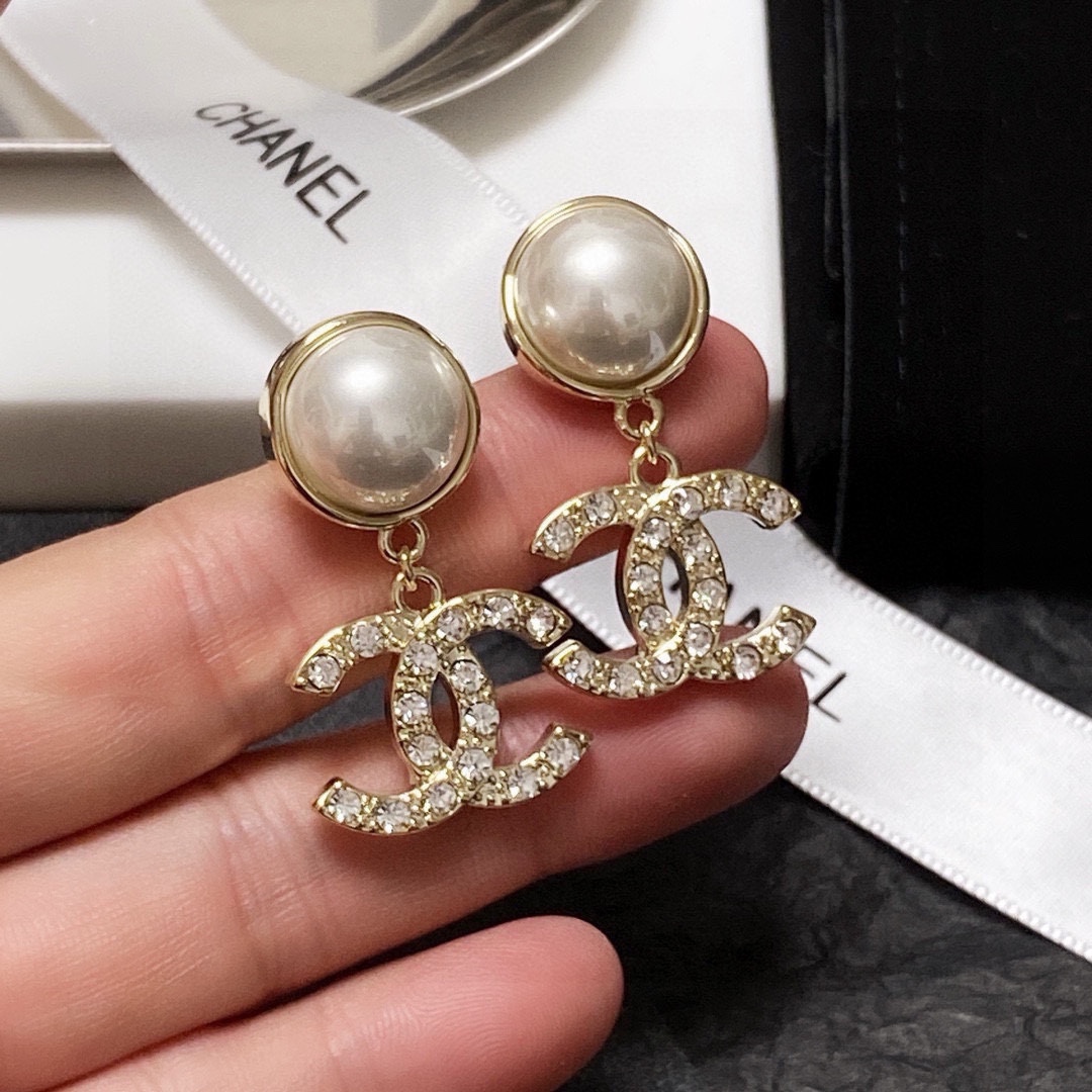 NO:383288,New model Xiaoxiang Chanel CHNEL earrings exquisite and charming counter synchronization. It is easy to match regardless of age. Big brand classic styles with eternal beauty, jewelry quality, chanel, earrings19860909新款 小香香奈儿CHNEL耳钉耳环精致迷人专柜同步 随便搭配不分年龄 大牌经典款永恒之美,饰品精品,chanel,earrings,Jewelry