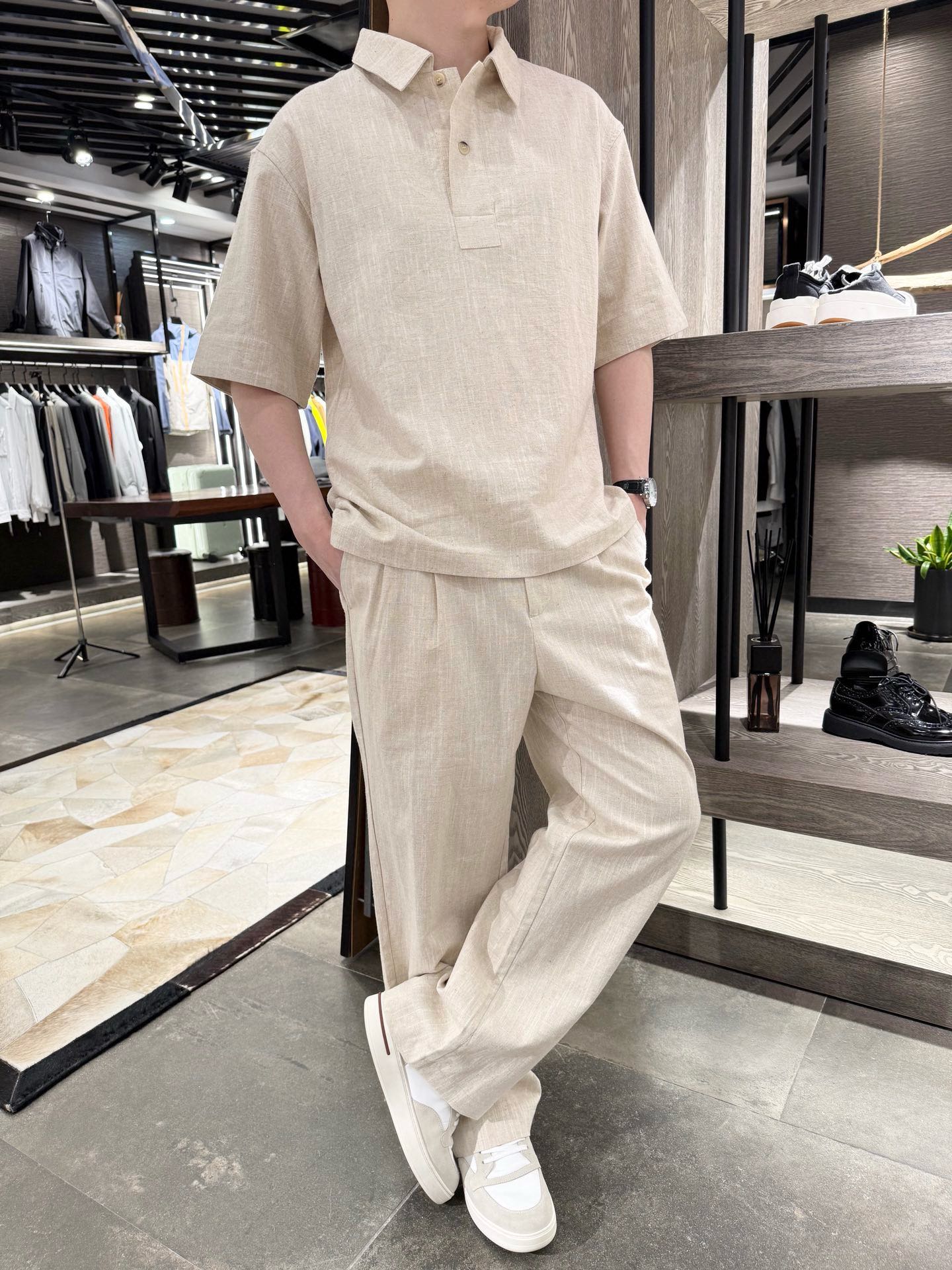 NO:486040,LP-2025 King of Natural Fiber Ramie Short-sleeved Polo Shirt Set, simple but not lacking in style. Classic lapel and button design outline neat lines. The 80 ramie and 20 cotton fabric combination is breathable and comfortable. The loose style is matched with unique pleats on the back, and the fashion sense is full. S-2XL (model 180/140 wears M, with Hong Kong Lane Crawford gift box packaging), loro piano, T-shirt, alexander wang19860909LP-2025天然纤维之王苎麻短袖Polo衫套装,简约而不失格调.经典的翻领与纽扣设计,勾勒出利落线条.80苎麻与20棉的面料组合,透气又舒适,宽松版型搭配后背独特褶裥,时尚感拉满.码数S-2XL（模特180/140穿M,配香港连卡佛礼盒包装),,loro piana,T-shirt,alexander wang,Men's clothing