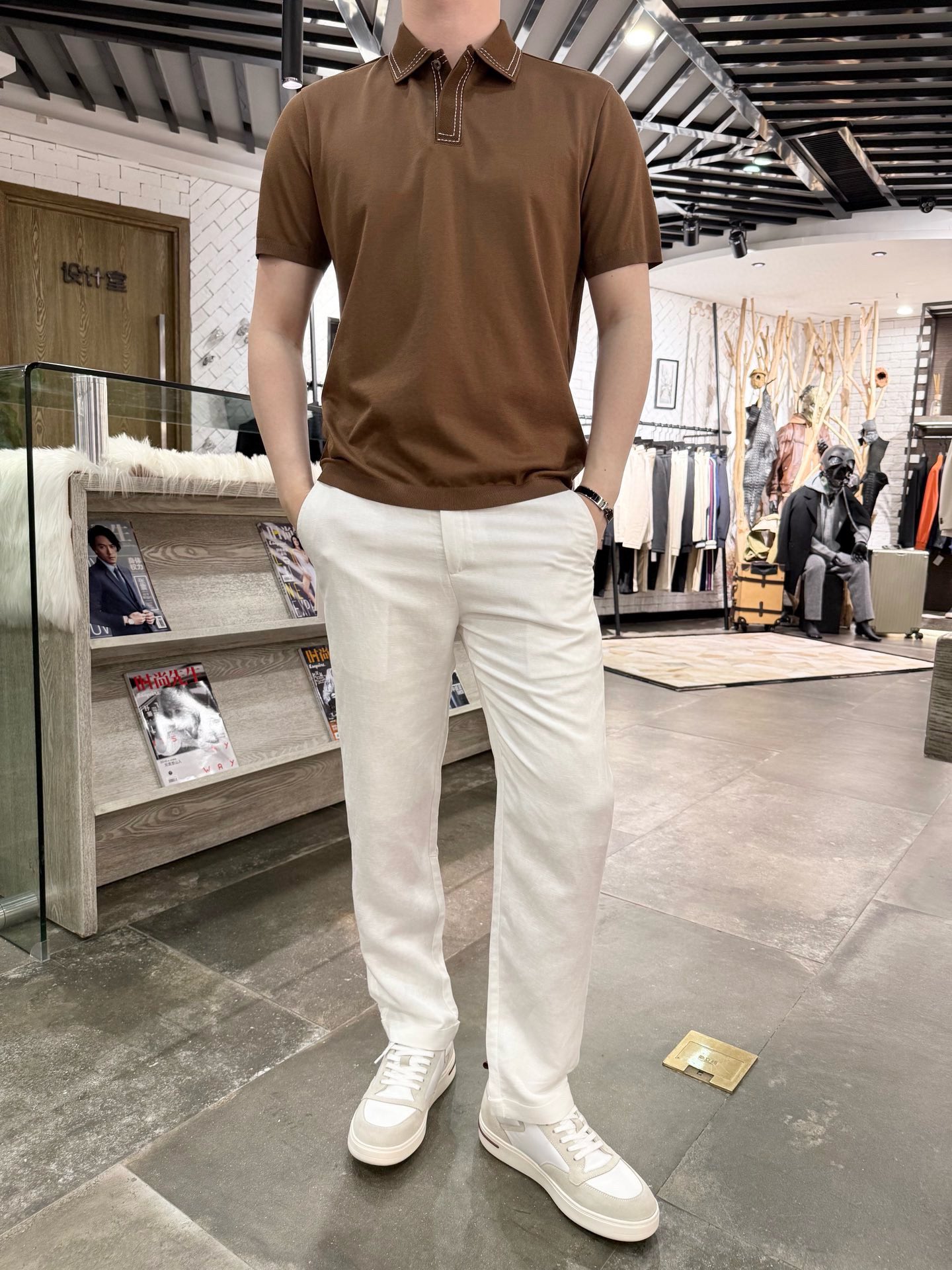 NO:486069,LP-2025 open-line lapel short-sleeved polo fixed-woven fixed-dye fabric #ultra-thin and ultra-breathable fabric is made of polyester fiber and cotton and linen. Its characteristics mainly include the following aspects: 1. Physical characteristics The combination of high-strength polyester fiber and cotton fiber makes the fabric have higher strength and can withstand greater external forces without easy damage. Polyester fiber with good elastic recovery ability, allowing the fabric to quickly return to its original state during use. Polyester fiber and cotton fiber have good wear resistance, making the fabric more durable. The addition of good breathability cotton fiber improves the breathability of polyester fiber and makes the fabric more comfortable. 2. Comfort and applicability The addition of skin-friendly and breathable cotton fiber makes the fabric more skin-friendly and breathable, suitable for summer clothing or close-fitting clothing. Easy-washing and fast-drying polyester fiber has good quick-drying properties, making the fabric easy to clean and dry quickly.  The wrinkle resistance and conformality of the anti-wrinkle-free polyester fiber makes the fabric less likely to wrinkle. Size 48-56 (model 180/140 wear 50, with Hong Kong Lane Crawford gift box packaging), loro piano, T-shirt, alexander wang19860909LP-2025明线翻领短袖polo定织定染面料#超薄超透气 面料采用聚酯纤维加棉加麻混纺而成,特点主要包括以下几个方面 1.物理特性 强度高聚酯纤维和棉纤维的结合使得面料具有较高的强度,能够承受较大的外力而不易破损. 弹性好聚酯纤维具有良好的弹性恢复能力,使得面料在使用过程中能够迅速恢复原状. 耐磨性好聚酯纤维和棉纤维都具有较好的耐磨性,使得面料更加耐用. 透气性良好棉纤维的加入改善了聚酯纤维的透气性,使得面料更加舒适. 2.舒适性和适用性 亲肤透气棉纤维的加入使得面料更加亲肤透气,适合用于夏季服装或贴身衣物. 易洗快干聚酯纤维具有良好的快干特性,使得面料容易清洗且干燥迅速. 抗皱免烫聚酯纤维的抗皱性和保形性使得面料不易起皱. 尺码48-56(模特180/140穿50,配香港连卡佛礼盒包装）,,loro piana,T-shirt,alexander wang,Men's clothing