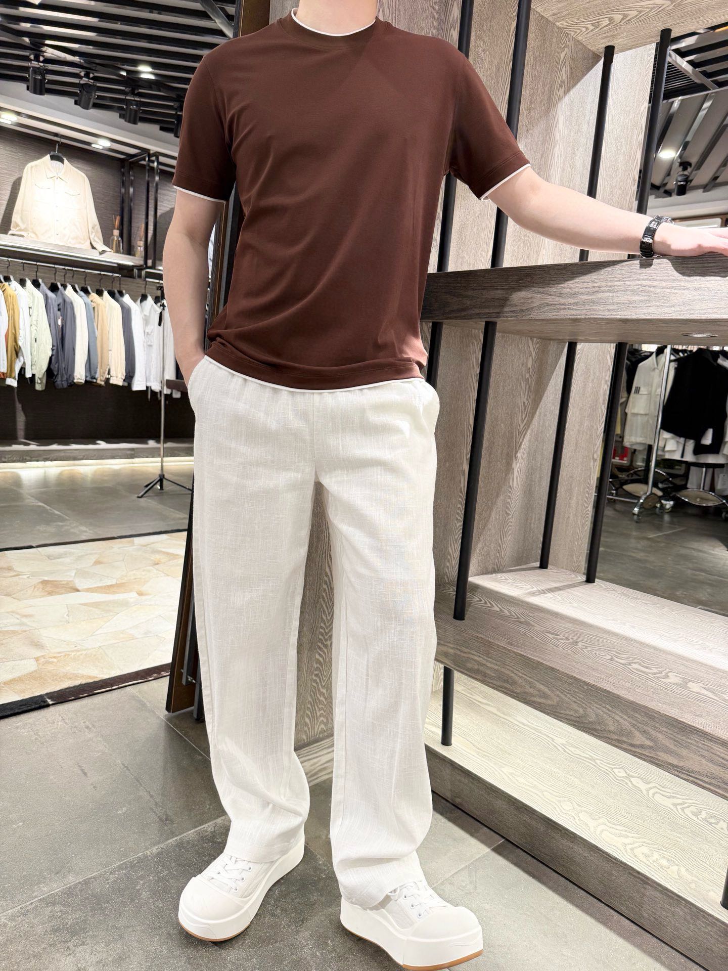 NO:486076,LP-2025 spring and summer fake two-piece short-sleeved T-shirt, simple but not lacking style. The 90 cotton and 10 spandex fabric combination is soft and skin-friendly and elastic. The details of the cuffs and neckline are exquisite, and they are suitable for wearing inside and outside. Whether it is a stroll on the street with jeans or appearing at a casual party, it can easily help you create a casual and fashionable look. S-2XL (model 180/140 wear M, with Hong Kong Lane Crawford gift box packaging), loro piano, jeans, T-shirt, tees, t-shirt, alexander wang19860909LP-2025春夏假两件短袖t恤,简约而不失格调,90棉与10氨纶的面料组合,柔软亲肤且富有弹性.袖口与领口的细节处理精致,内搭外穿都相宜.无论是搭配牛仔裤漫步街头,还是在休闲聚会中亮相,它都能轻松助你打造随性又时尚的造型.码数S-2XL（模特180/140穿M,配香港连卡佛礼盒包装),,loro piana,jeans,T-shirt,tees，t-shirt,alexander wang,Men's clothing