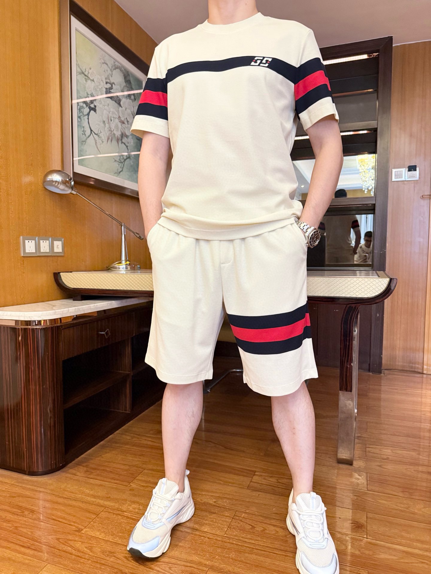 NO:486155,Guqi-2025 counter latest hit sets are shipped, hot-selling items in European and American counters!  Selected Italian imported fine cotton fabrics with simple designs, exquisite brand English logo on the chest and color-blocking design on the cuffs to highlight fashion. Size 48-56 (model 173/130 wears 48, with Hong Kong Lane Crawford gift box packaging), alexander wang19860909古琦-2025专柜最新爆款套装出货 欧美专柜热销单品！精选意大利进口精棉面料搭配简约的设计,胸口精致的品牌英文标志和袖口的拼色设计彰显时尚 您不容错过.尺码48-56（模特173/130穿48,配香港连卡佛礼盒包装）,,alexander wang,Men's clothing