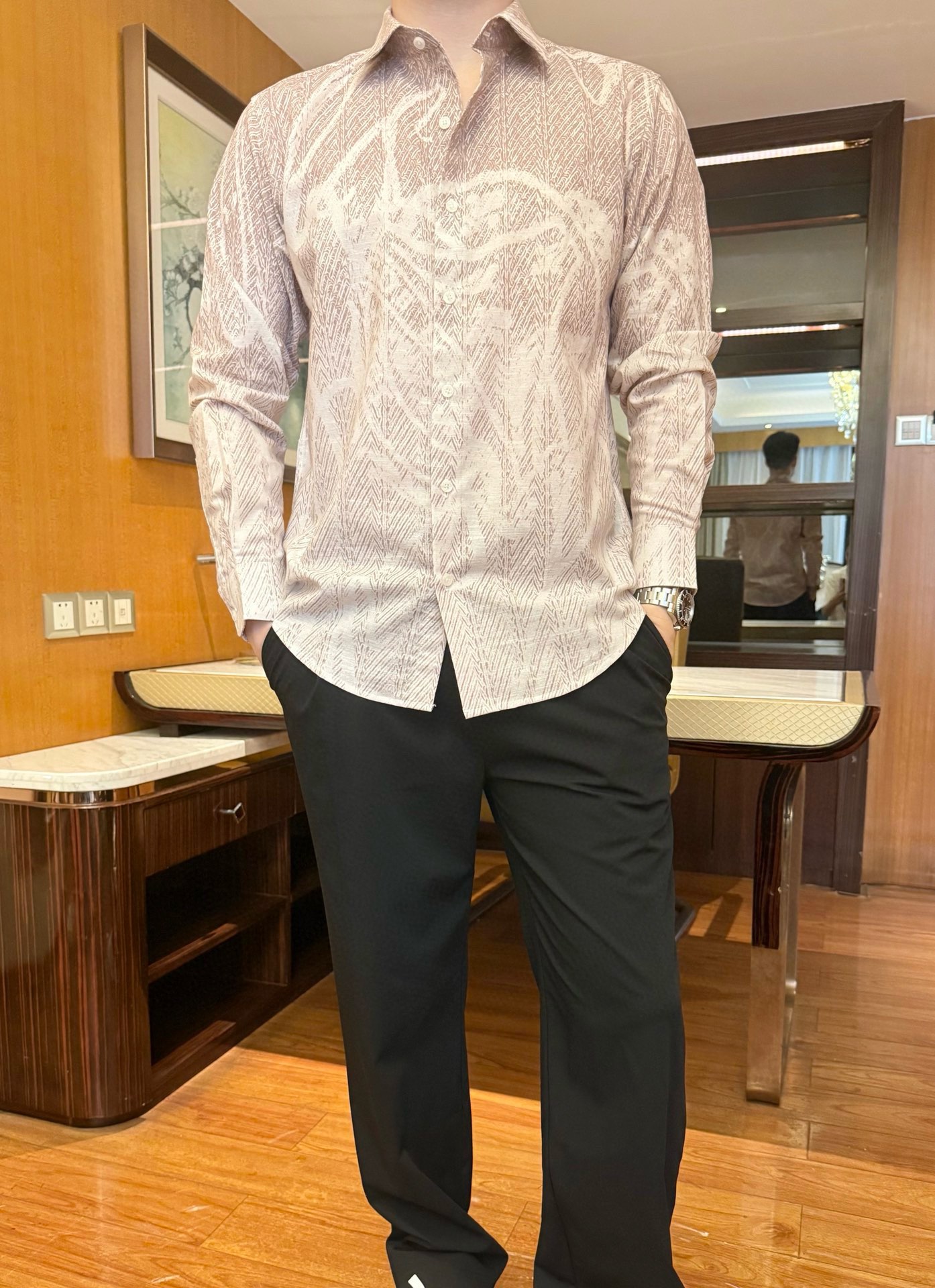 NO:486166,The new linen cotton shirt in 2025 is a perfect blend of nature and comfort. The pattern of the tree rings does not use too ostentatious and bright colors, but is mainly soft and natural tones, which inadvertently shows exquisiteness and elegance, which is in line with the overall high-end image of the brand, and is suitable for consumers who pursue quality and connotation. The gold-based fabric of 68 linen and 32 cotton is used. The natural breathability of linen and the softness of cotton is perfectly combined with the softness of cotton. The linen ingredients give the shirt excellent moisture absorption and sweating function, allowing the skin to remain dry in hot weather; the addition of cotton improves the softness of the shirt, making it more comfortable and comfortable to wear, and reduces the discomfort caused by friction.  It has a unique printing design, with delicate texture and layered texture, presenting a natural and casual artistic sense. The combination of light brown and white, with soft tones, is suitable for daily casual wear, and can easily create a lazy and fashionable look with jeans and casual pants. The production process is also unambiguous. The neckline design is crisp and stylish, which can well modify the neck lines; the buttons are made of high-quality tarot buttons, which has a warm texture, which complements the overall style of the shirt; the seams are fine and even, ensuring the durability of the shirt and can withstand multiple washes and wears. Size 39-43 (model 180/140 wears 40, with Hong Kong Lane Crawford Gift Box Package), ,jeans,shirts, gold,alexander wang19860909伯鲁提-2025新款亚麻棉衬衫,自然与舒适的完美融合,树木年轮的花纹没有采用过于张扬和艳丽的色彩,而是以柔和、自然的色调为主,在不经意间展现出精致与优雅,与品牌整体的高端形象相契合,适合追求品质和内涵的消费者.  采用68亚麻与32棉的黄金配比面料,亚麻的天然透气性与棉的柔软亲肤性完美结合.亚麻成分赋予衬衫出色的吸湿排汗功能,让肌肤在炎热天气中也能保持干爽；棉的加入则提升了衬衫的柔软度,穿着更加舒适自在,减少摩擦带来的不适感.  拥有别具一格的印花设计,纹理细腻且富有层次感,呈现出一种自然、随性的艺术感.浅咖色与白色的搭配,色调柔和,既适合日常休闲穿着,搭配牛仔裤、休闲裤都能轻松打造出慵懒又时尚的造型.  在制作工艺上也毫不含糊.领口设计挺括有型,能够很好地修饰颈部线条；纽扣选用高品质塔罗扣,质感温润,与衬衫整体风格相得益彰；缝线细密均匀,确保衬衫的耐用性,经得起多次洗涤和穿着. 码数39-43（模特180/140穿40,配香港连卡佛礼盒包装）,,jeans,shirts,gold,alexander wang,Men's clothing