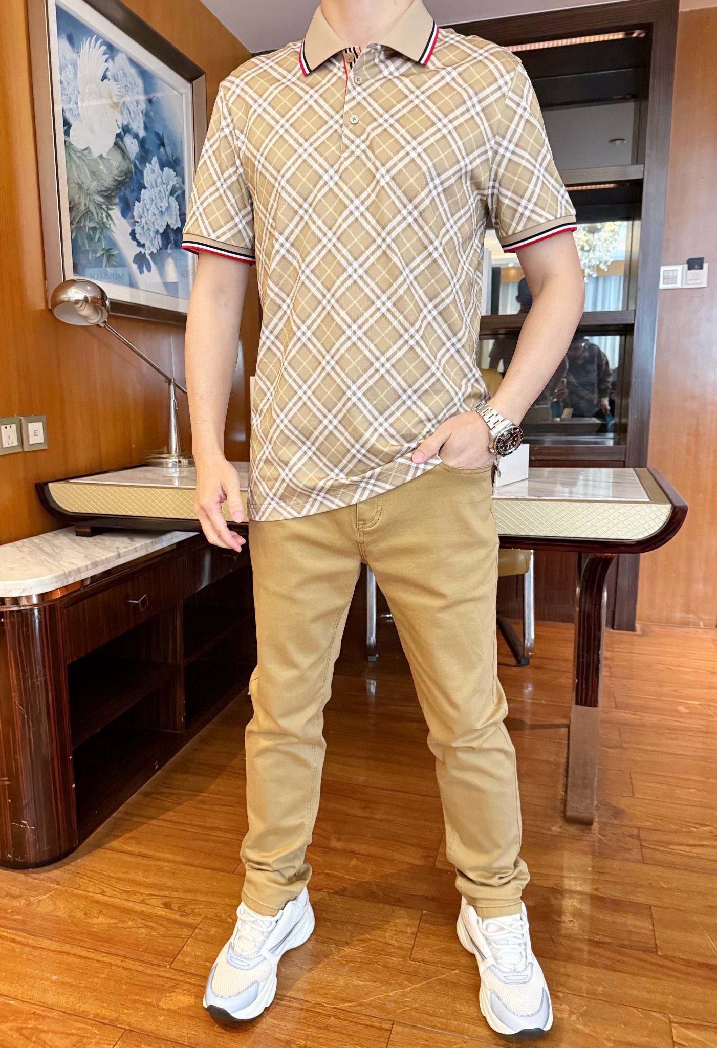 NO:486174,Burberry-2025 counter latest hot-selling Polo, hot-selling items in European and American counters!  Selected Italian imported Tianshi cotton + recycled fiber fabrics with the latest design, the whole body plaid design and customized buttons show fashion, and the upper body effect is needless to say. The number of codes is 48-56 (model 173/130 wears 48, with Hong Kong Lane Crawford gift box packaging), burberry, alexander wang19860909巴宝莉-2025专柜最新爆款Polo出货 欧美专柜热销单品！精选意大利进口天丝棉+再生纤维面料搭配最新的设计,通体的格纹设计及定制纽扣相当彰显时尚 上身效果不用多说.码数48-56（模特173/130穿48,配香港连卡佛礼盒包装）,,burberry,alexander wang,Men's clothing