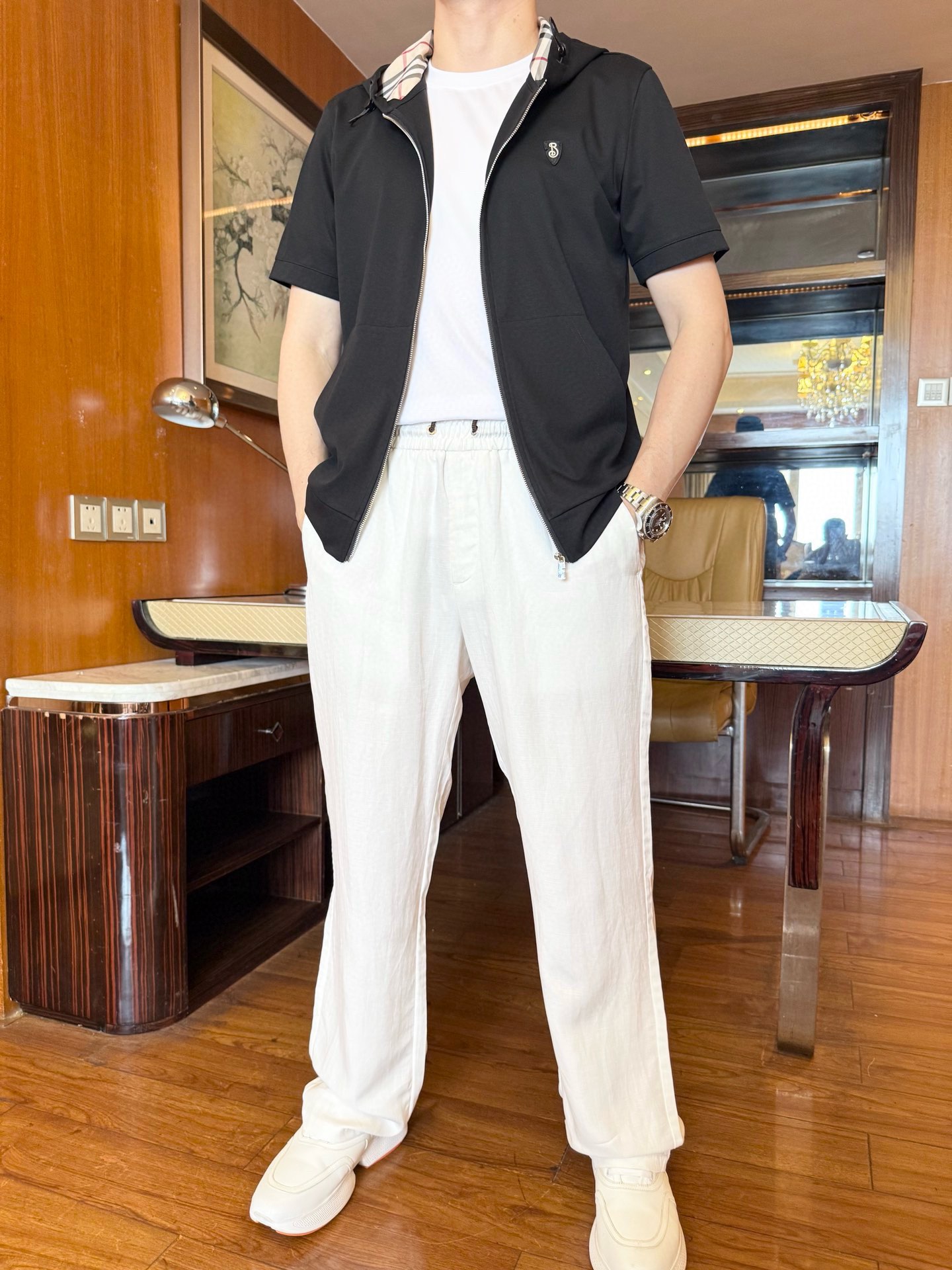 NO:486170,Burberry-2025 counter latest hit short-sleeved products are shipped, and European and American counters are released simultaneously!  Selected Italian imported fine cotton + recycled fiber fabric with simple design, the brand logo on the chest and the contrasting plaid design band of the hat show fashion, you must not miss it. Size 48-56 (model 173/130 wears 48, with Hong Kong Lane Crawford gift box packaging), burberry, T-shirt,hats,alexander wang19860909巴宝莉-2025专柜最新爆款短袖出货 欧美专柜同步发售！精选意大利进口精棉+再生纤维面料搭配简约的设计,胸前的品牌标志搭配帽子的撞色格纹设计带彰显时尚 恁绝对不容错过.尺码48-56（模特173/130穿48,配香港连卡佛礼盒包装）,,burberry,T-shirt,hats,alexander wang,Men's clothing