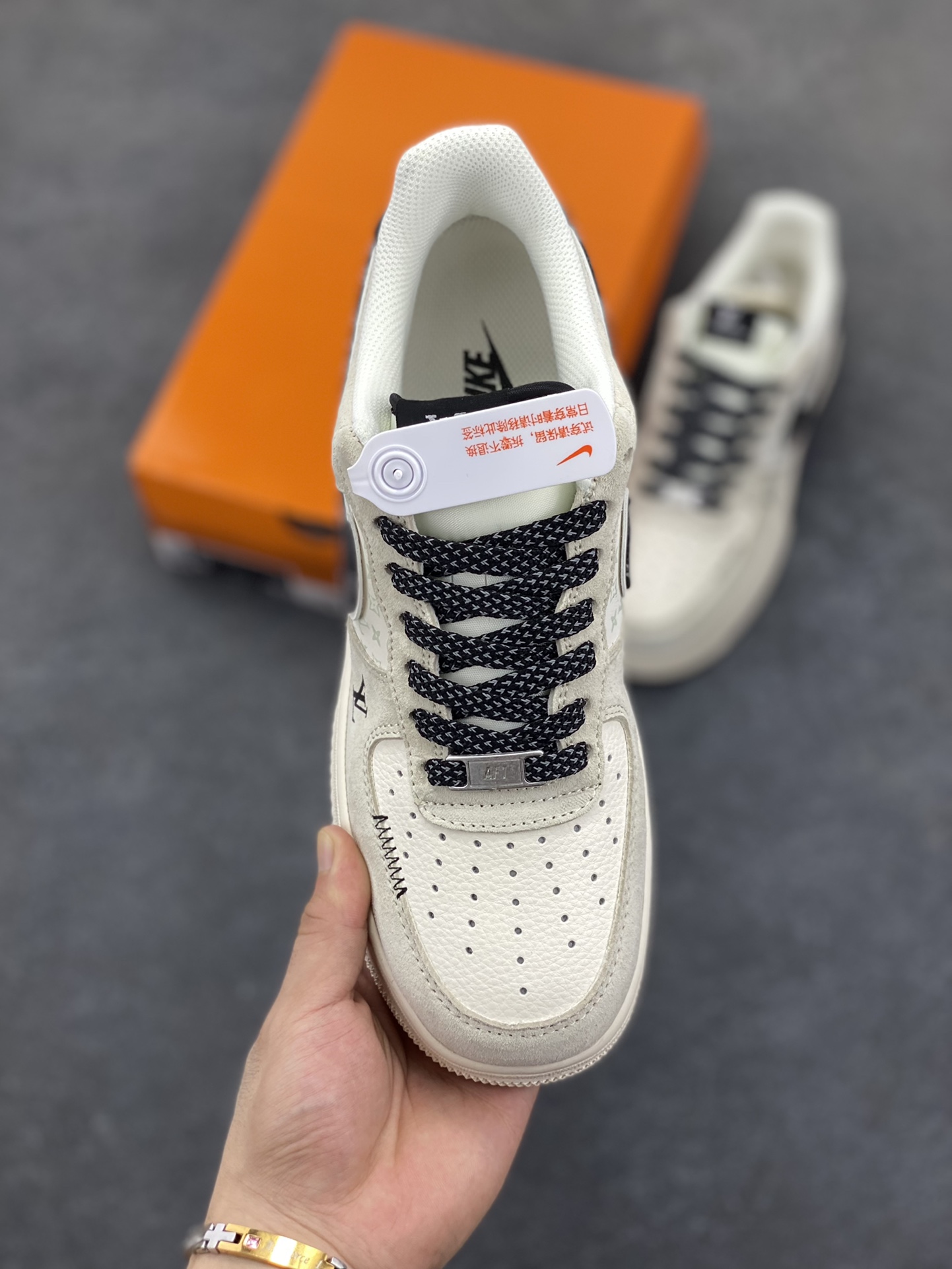 图片[2]-Nike Air Force 1 \’07 Low “LV联名——猪八米白黑”空军一号 低帮 运动鞋 休闲鞋 折边针车 工艺难度大 原楦头原纸板 原装鞋盒 定制五金配件 内置全掌气垫 原厂鞋底 货号：MZ9588-801 尺码：36 36.5 37.5 38 38.5 39 40 40.5 41 42 42.5 43 44 44.5 45-选品中心