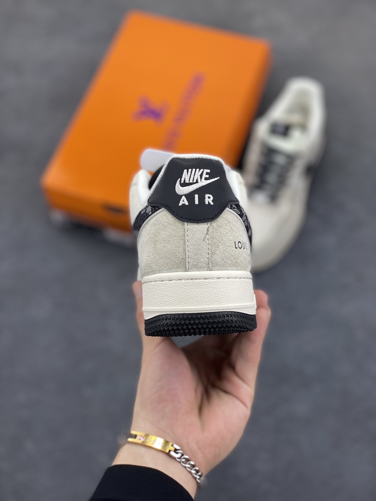 图片[4]-Nike Air Force 1 \’07 Low “LV联名——猪八米白黑”空军一号 低帮 运动鞋 休闲鞋 折边针车 工艺难度大 原楦头原纸板 原装鞋盒 定制五金配件 内置全掌气垫 原厂鞋底 货号：MZ9588-801 尺码：36 36.5 37.5 38 38.5 39 40 40.5 41 42 42.5 43 44 44.5 45-选品中心