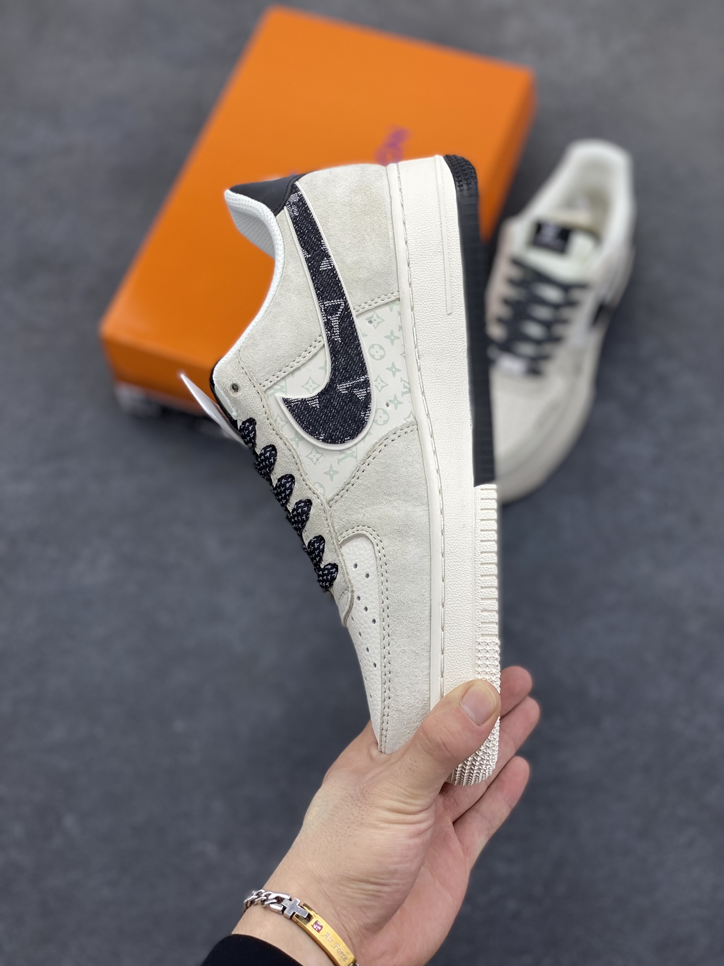 图片[3]-Nike Air Force 1 \’07 Low “LV联名——猪八米白黑”空军一号 低帮 运动鞋 休闲鞋 折边针车 工艺难度大 原楦头原纸板 原装鞋盒 定制五金配件 内置全掌气垫 原厂鞋底 货号：MZ9588-801 尺码：36 36.5 37.5 38 38.5 39 40 40.5 41 42 42.5 43 44 44.5 45-选品中心