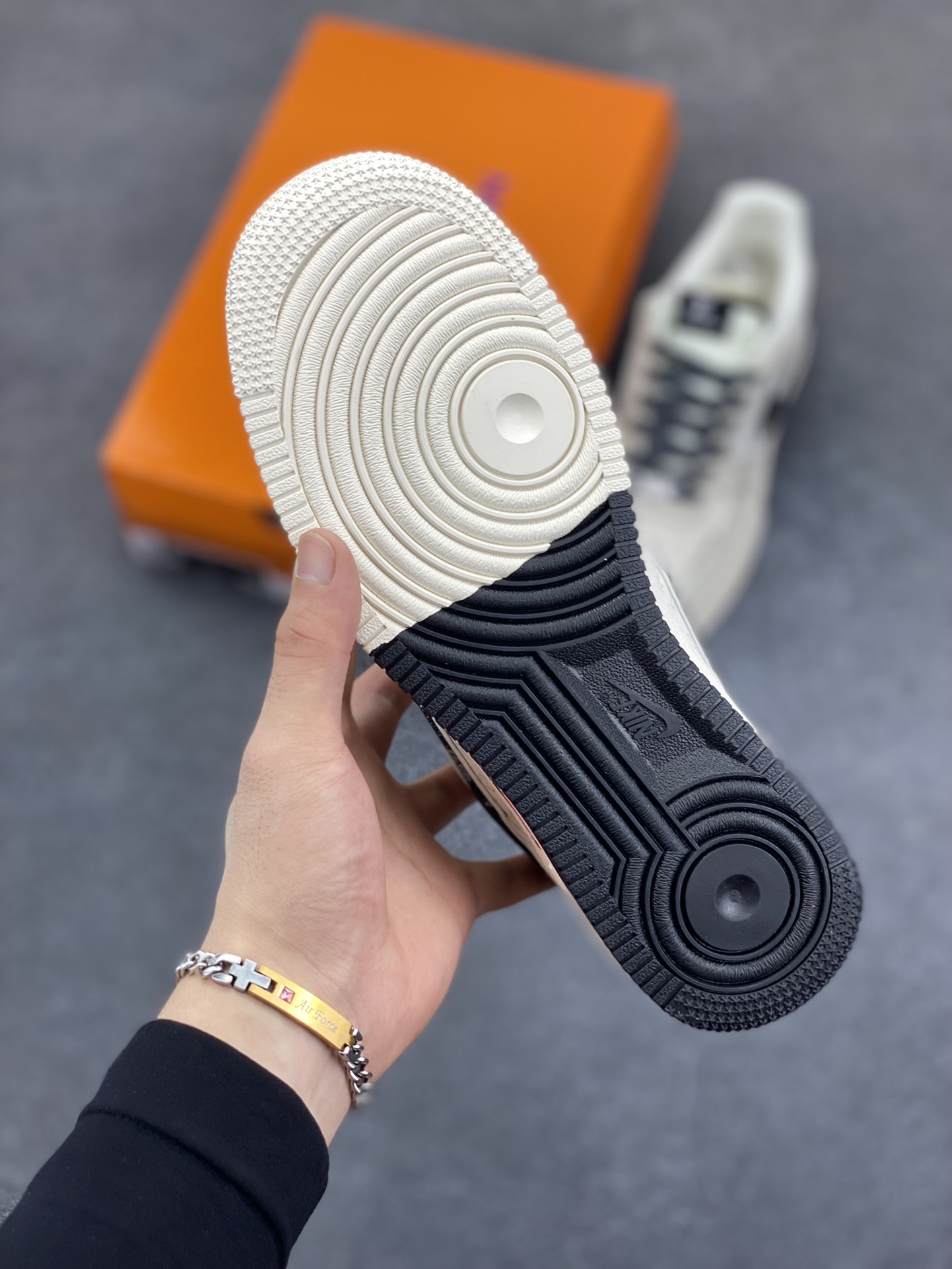 图片[5]-Nike Air Force 1 \’07 Low “LV联名——猪八米白黑”空军一号 低帮 运动鞋 休闲鞋 折边针车 工艺难度大 原楦头原纸板 原装鞋盒 定制五金配件 内置全掌气垫 原厂鞋底 货号：MZ9588-801 尺码：36 36.5 37.5 38 38.5 39 40 40.5 41 42 42.5 43 44 44.5 45-选品中心