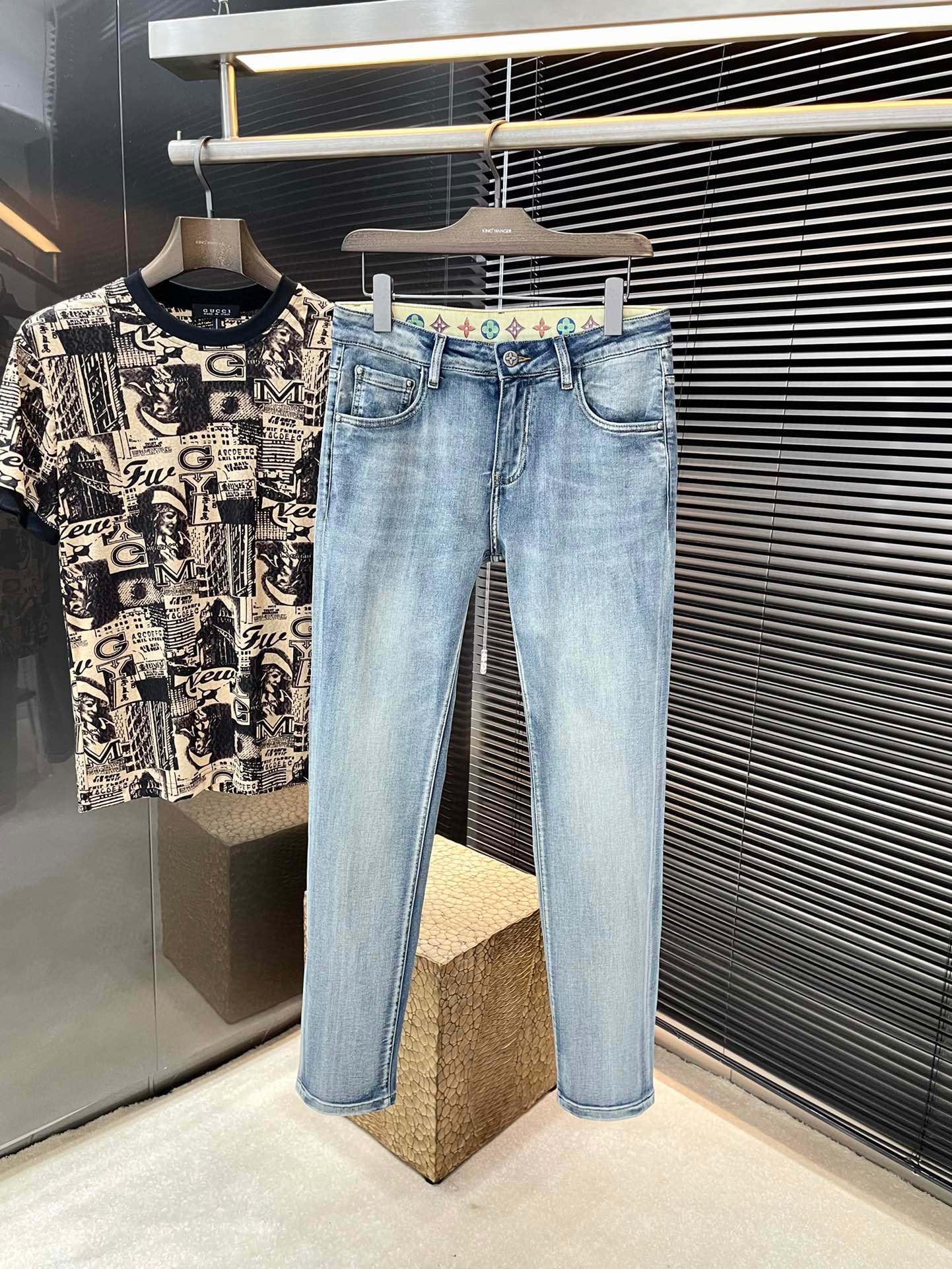 NO:486295,P LOUIS VUIT (Louis) 2025 spring and summer new jeans imported from Italian haute couture denim fabric fashion casual regular style micro-stretch fabric The fabric is comfortable and soft, breaking through the feel of conventional denim fabrics, not stuffy, and excellent comfort. It is free and versatile, and it does not deform for a long time. The upper body effect is excellent. The elegant and elegant tailoring, the design is constantly innovating, but it always maintains noble and elegant style and taste. The charm of fashion. The small straight piece of the style is fashionable. The counter number is 29-38 (37),,louis vuitton,louis vuitton,jeans,alexander wang19860909P  LOUIS VUIT（路易）2025春夏季新款牛仔裤 进口意大利高定牛仔面料 时尚休闲 常规版型 微弹力面料 面料舒适柔软,突破常规牛仔的面料手感,不闷热,舒适感极佳.随意百搭 久洗不变形 上身效果极佳.大方优雅的剪裁,设计不断创新却始终保持着高贵优雅的风格和品位 演绎时尚魅惑 版型小直筒 时尚佳品 专柜码数 29-38（37）,,louis vuitton,louis vuitton,jeans,alexander wang,Men's clothing