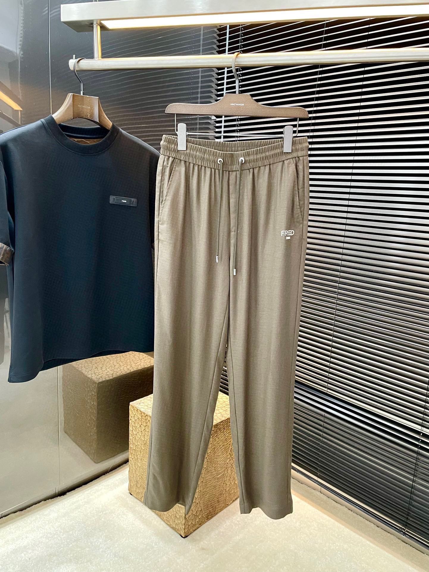 NO:499292,P FENDI- (Fendi) 2025 spring new style, the latest casual pants. The original pants are casual and versatile, casual and lazy, customized original lysel fabric, full of comfort. High-end and atmospheric, does the flavor of spring have? The first choice. Number of 30-38 (37) purchasing level...,,fendi,fendi,alexander wang19860909P  FENDI-（芬迪）2025春季新款,最新休闲裤.原版裤型上身休闲百搭、随性慵懒范,定制原版莱赛尔面料,舒适感爆棚.高端大气,春天的味道有没有,首选 .码数 30-38（37）代购级别……,,fendi,fendi,alexander wang,Men's clothing