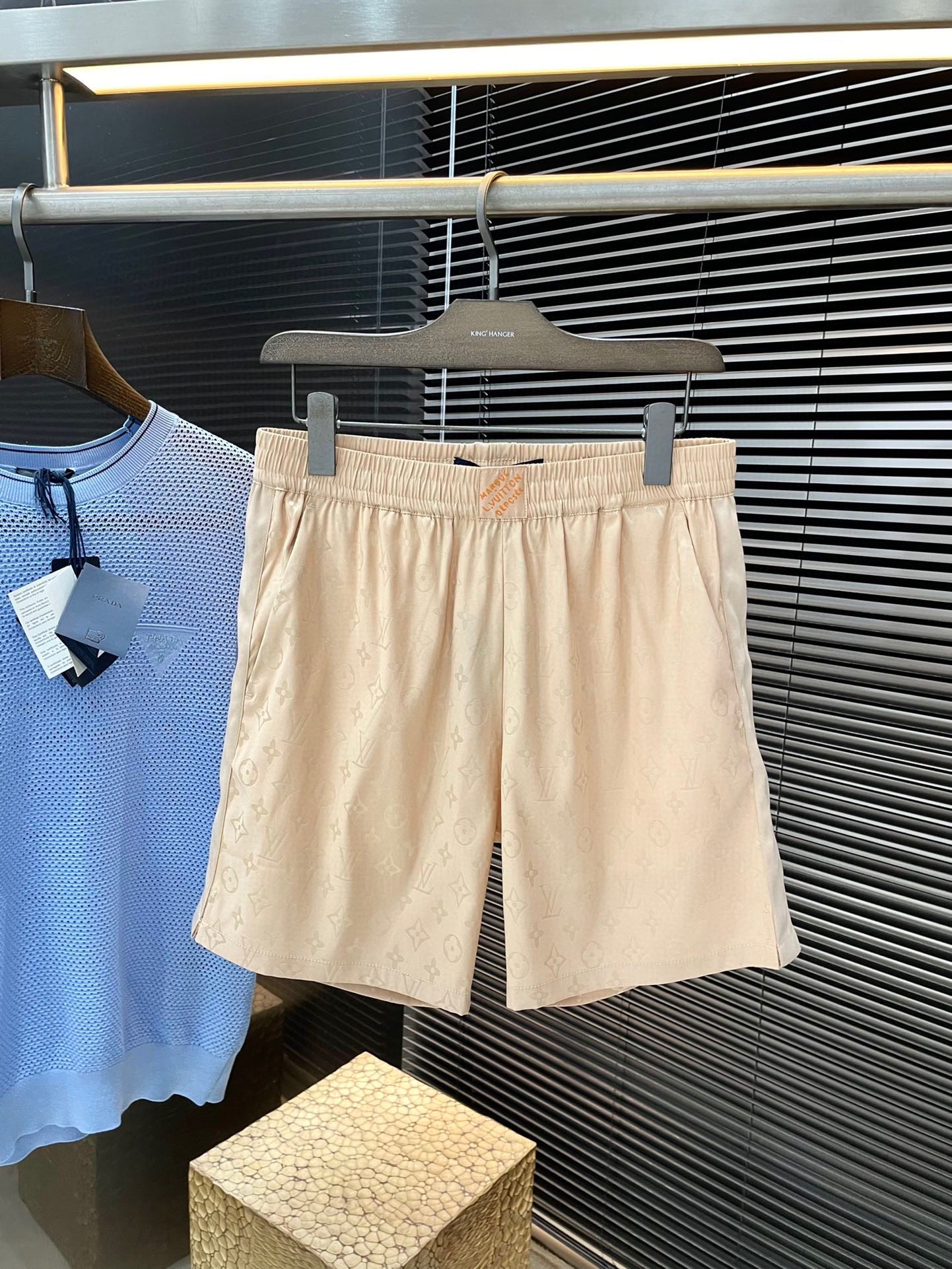 NO:499297,P LOUIS VUITTON 2025 new corrugated jacquard mulberry silk shorts. This mulberry silk shorts are made of Monogram jacquard and are decorated with knitted tapes on both sides. They can create a college-style style that is suitable for day and night with the same short-sleeved polo shirt. The Marque LVuitton Deposée tag is located on the elastic waist. The style is very novel and unique, the same style as men and women. It is highly recommended!  Color Black Royal Blue Khaki White Number of 46 48 50 52,,louis vuitton,louis vuitton,louis vuitton,shorts,T-shirt,alexander wang19860909P LOUIS VUITTON（路易威登）2025新款波纹提花桑蚕丝短裤,本款桑蚕丝短裤以Monogram提花呈现莹亮波纹质感,再为两侧裤腿点缀针织饰带,可与同款短袖马球衫共筑日夜皆宜的学院风造型.Marque LVuitton Deposée标签栖身弹力腰部,款式非常新颖独特,男女同款,强烈推荐！颜色 黑色 宝蓝色 卡其色 白色 码数 46 48 50 52,,louis vuitton,louis vuitton,louis vuitton,shorts,T-shirt,alexander wang,Men's clothing