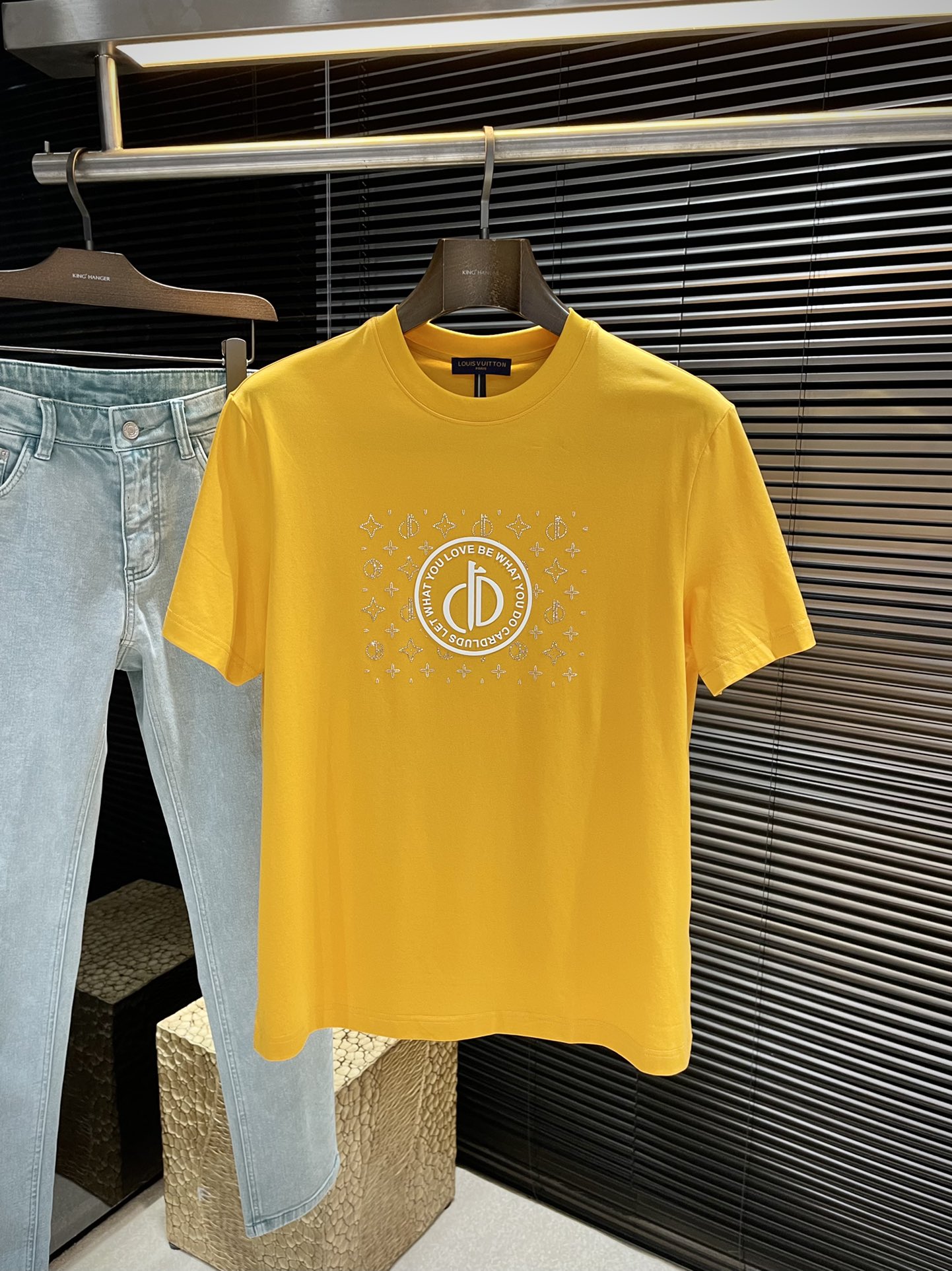 NO:499302,P LOUIS VUITTON series VIP high-end customization 2025 spring and summer new short-sleeved versatile styles, anyone can easily control the fabric. Fully customized high-quality double-strand mercerized plain fabric. The fabric feels soft and the upper body is comfortable and soft. The simple style is very classy, ​​simple and unique, and the style is very exquisite, showing the aura, and it will highlight the exquisiteness of business men!  Size M-3XL, louis vuitton,louis vuitton,t-shirt,alexander wang19860909P  LOUIS VUITTON（路易威登）系列 VIP高级定制 2025春夏季新款短袖 百搭款式 任何人都可以轻松驾驭 面料全订制 高定一等品双股丝光平纹面料 面料手感柔软,上身舒适柔软 简约的款式非常显档次,简约个性时尚,版型剪裁非常精致,显气场,又会凸显商务男士的精致！尺码 M-3XL,,louis vuitton,louis vuitton,T-shirt,alexander wang,Men's clothing