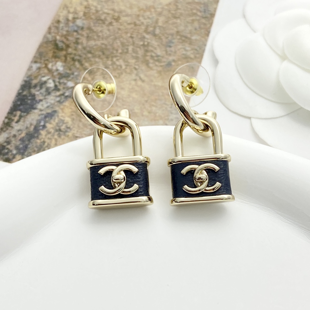 Código E3158 0364825 🛍Pendientes Chanel más vendidos🔥Nuevo🆕🆕🆕 😎CHAN 25 pendientes de candado pequeño de piel de c…