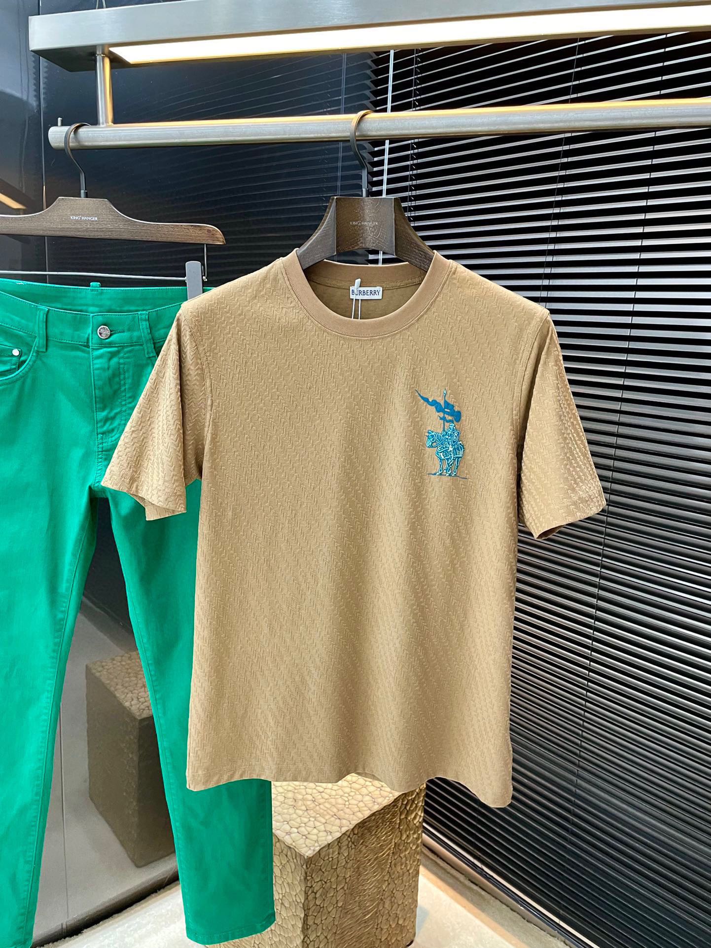 NO:497018,P Burberry- Series VIP high-end customization New short-sleeved spring and summer versatile styles Anyone can easily control the fabrics are fully customized, high-quality jacquard fabrics The fabric feels soft and the upper body is comfortable and soft. The simple style is very classy, ​​simple and unique, and the style is very exquisite, showing the aura, and it will highlight the exquisiteness of business men!  Size M-3XL, burberry, burberry, T-shirt, alexander wang19860909P  Burberry-（巴宝莉） 系列 VIP高级定制 春夏季新款短袖 百搭款式 任何人都可以轻松驾驭 面料全订制 高定一等品提花面料 面料手感柔软,上身舒适柔软 简约的款式非常显档次,简约个性时尚,版型剪裁非常精致,显气场,又会凸显商务男士的精致！尺码 M-3XL,,burberry,burberry,T-shirt,alexander wang,Men's clothing