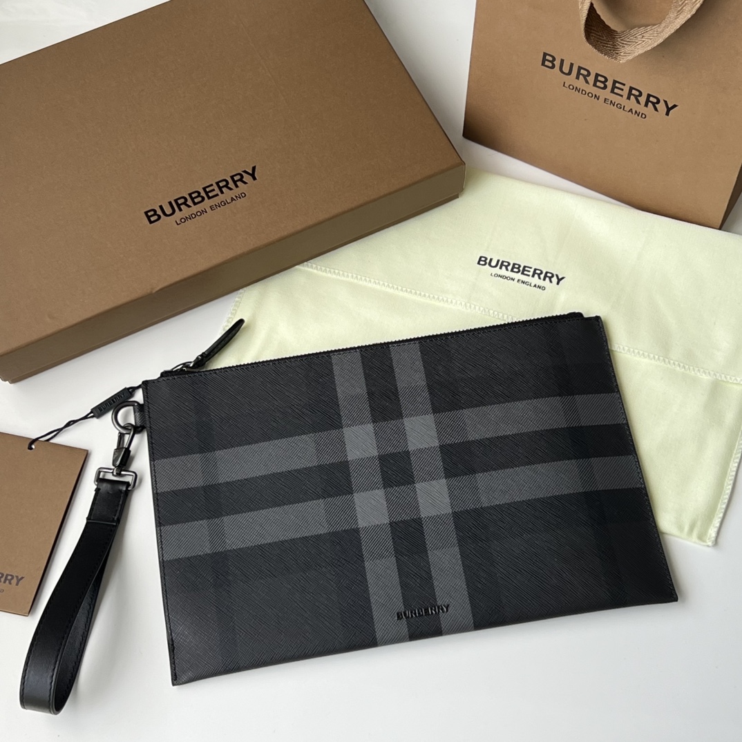 NO:894765,London plaid zipper storage bag decorated with iconic plaid design [B family] original product~~ Made of imported grained calfskin, decorated with B three-dimensional letter logo on the front, the slim version can be easily placed in a briefcase or travel bag, and can easily accommodate a tablet computer, actual photo, 80746931 gray grid, size 30cm*19.5cm, Burberry wallet, burberry, wallets, travel bags, cowhide19860909London 格纹拉链收纳袋 装饰标志性格纹设计【B家】原单出品～～采用进口粒面小牛皮,正面饰有 B立体字母徽标,纤巧的版型可轻松置于公文包或旅行包内,并可轻松容纳平板电脑 ,实物拍摄,80746931灰格,尺寸30cm*19.5cm,巴宝莉钱包,burberry,wallets,travel bags,cowhide,欧美剧